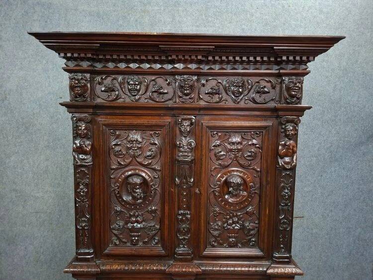 Cabinet d’apparat en bois richement sculpté dans le goût Renaissance
