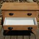 Très charmante petite commode en chêne à pieds compas style scandinave
