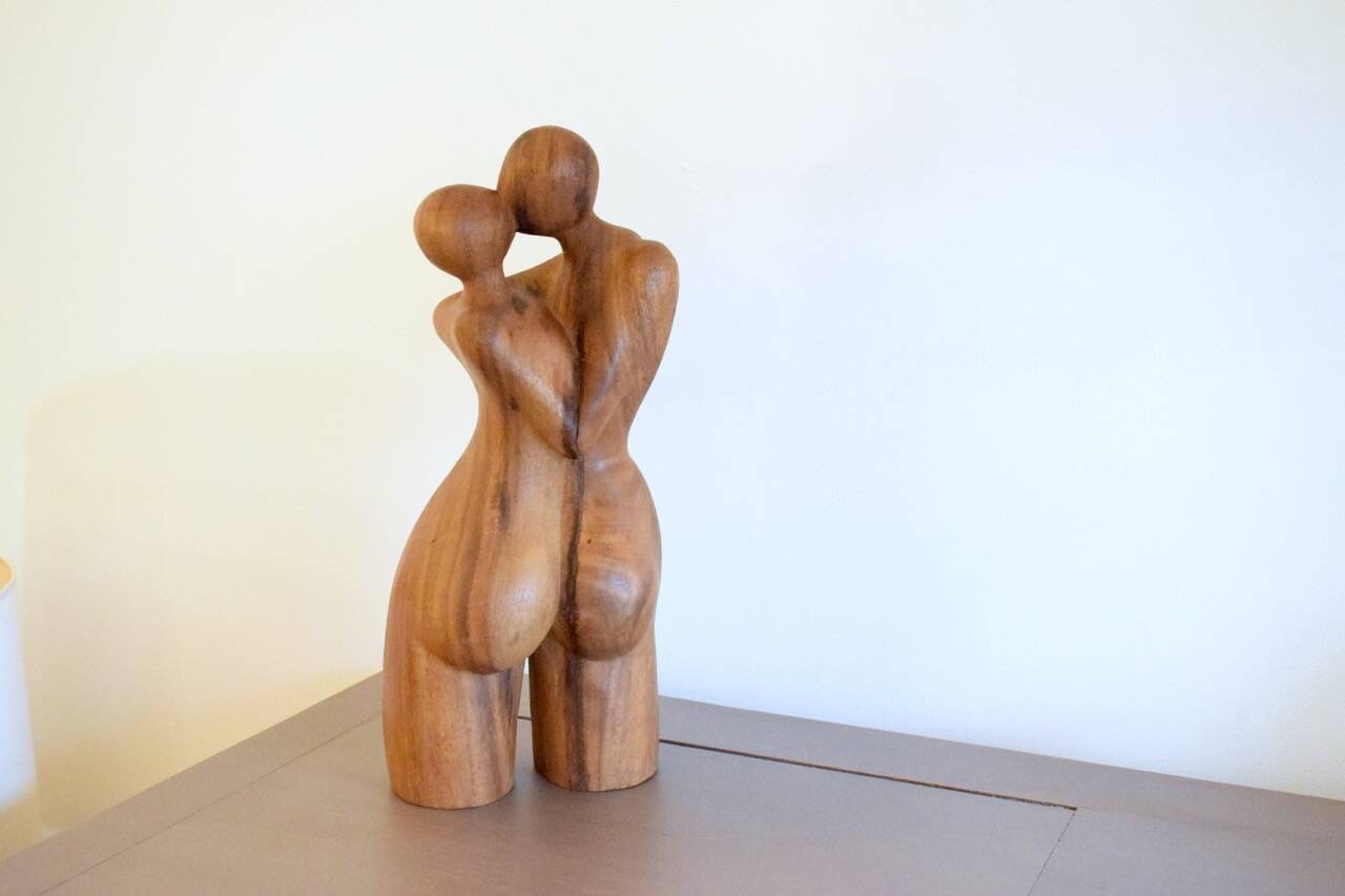 Le baiser sculpture en bois