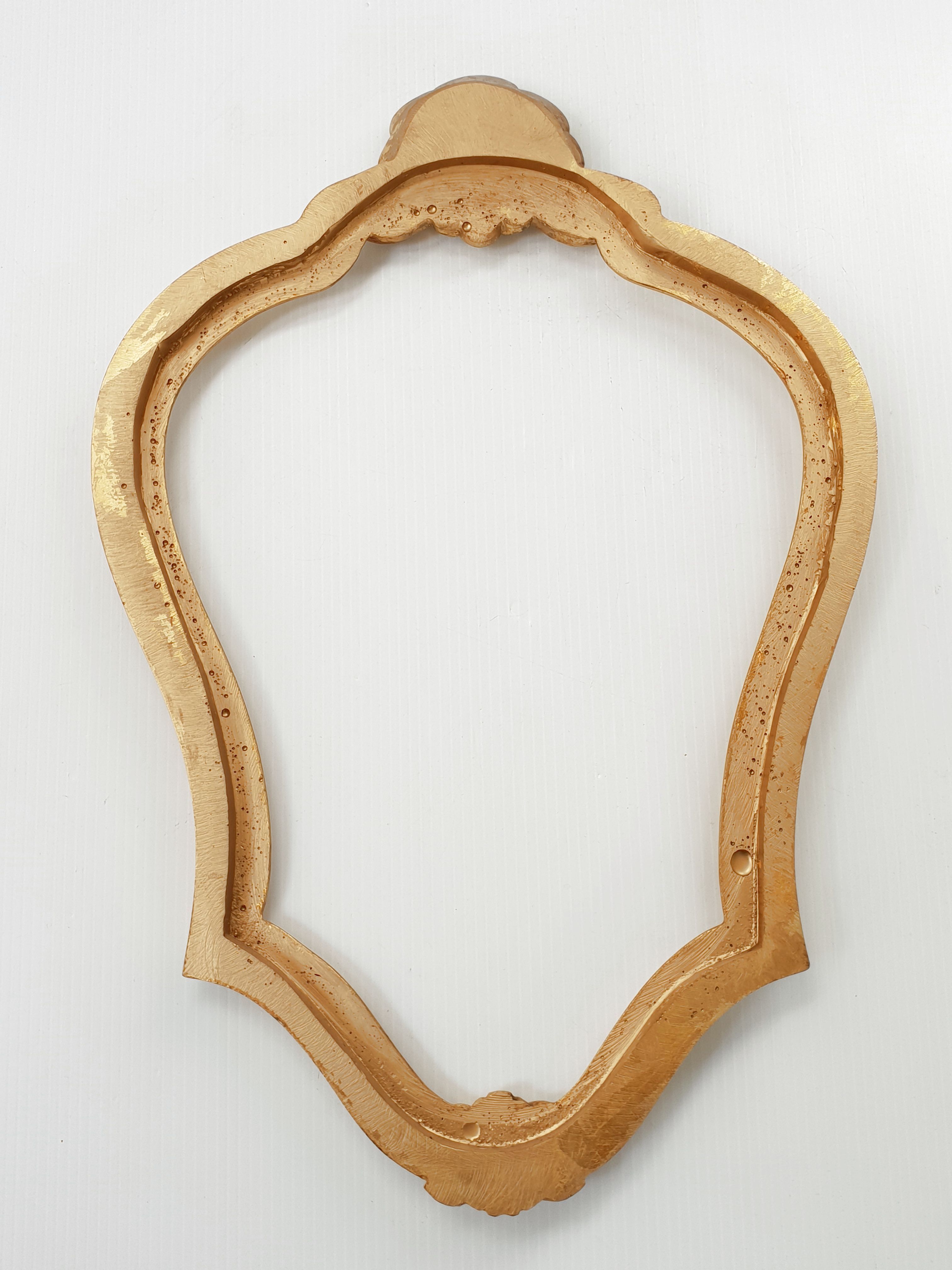 Vintage scallop frame