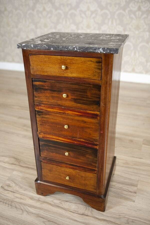 Petite commode Biedermeier en bois et placage d'acajou avec dessus en marbre, années 1930.