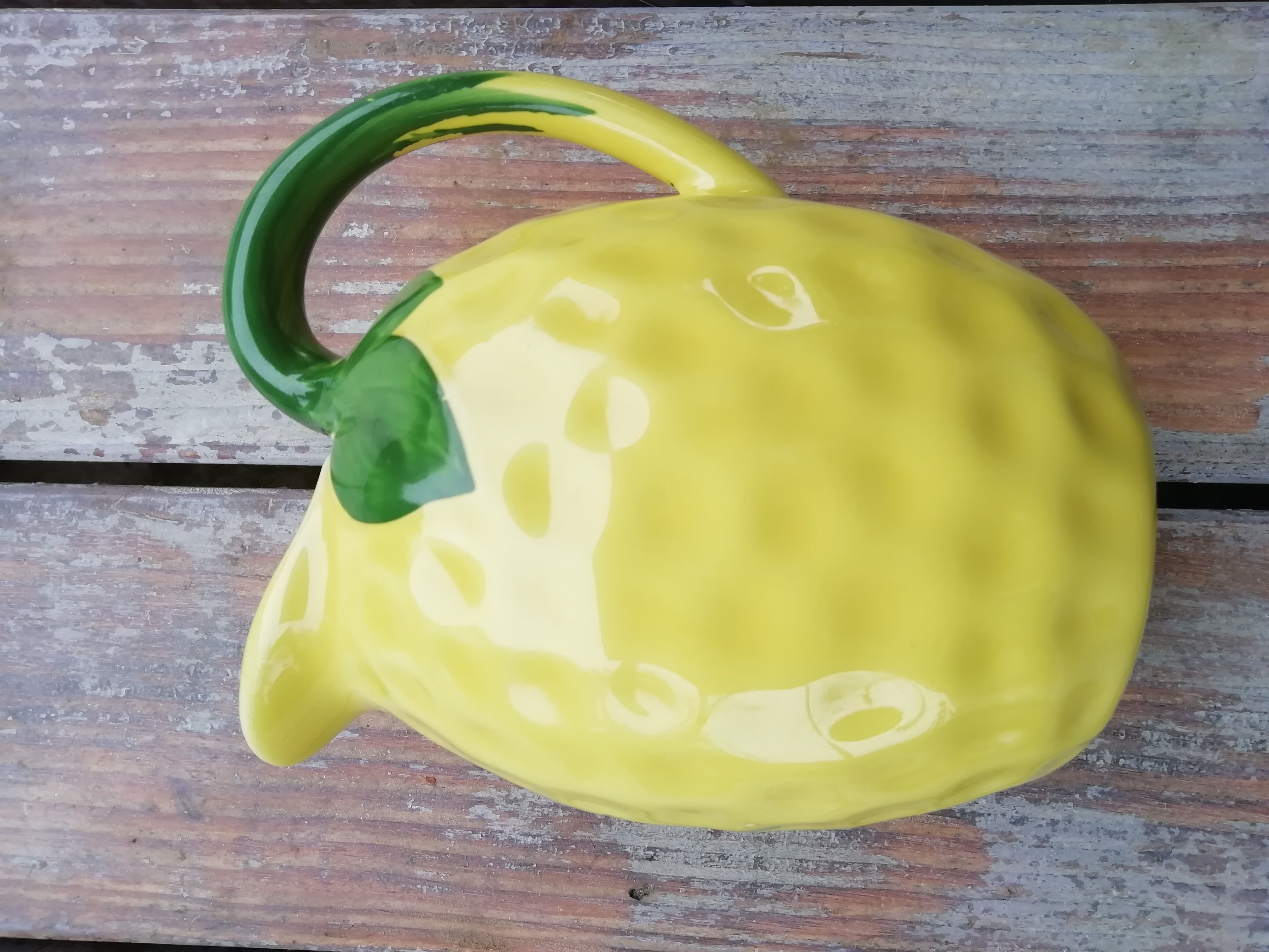 Pitcher dabbling lemon
