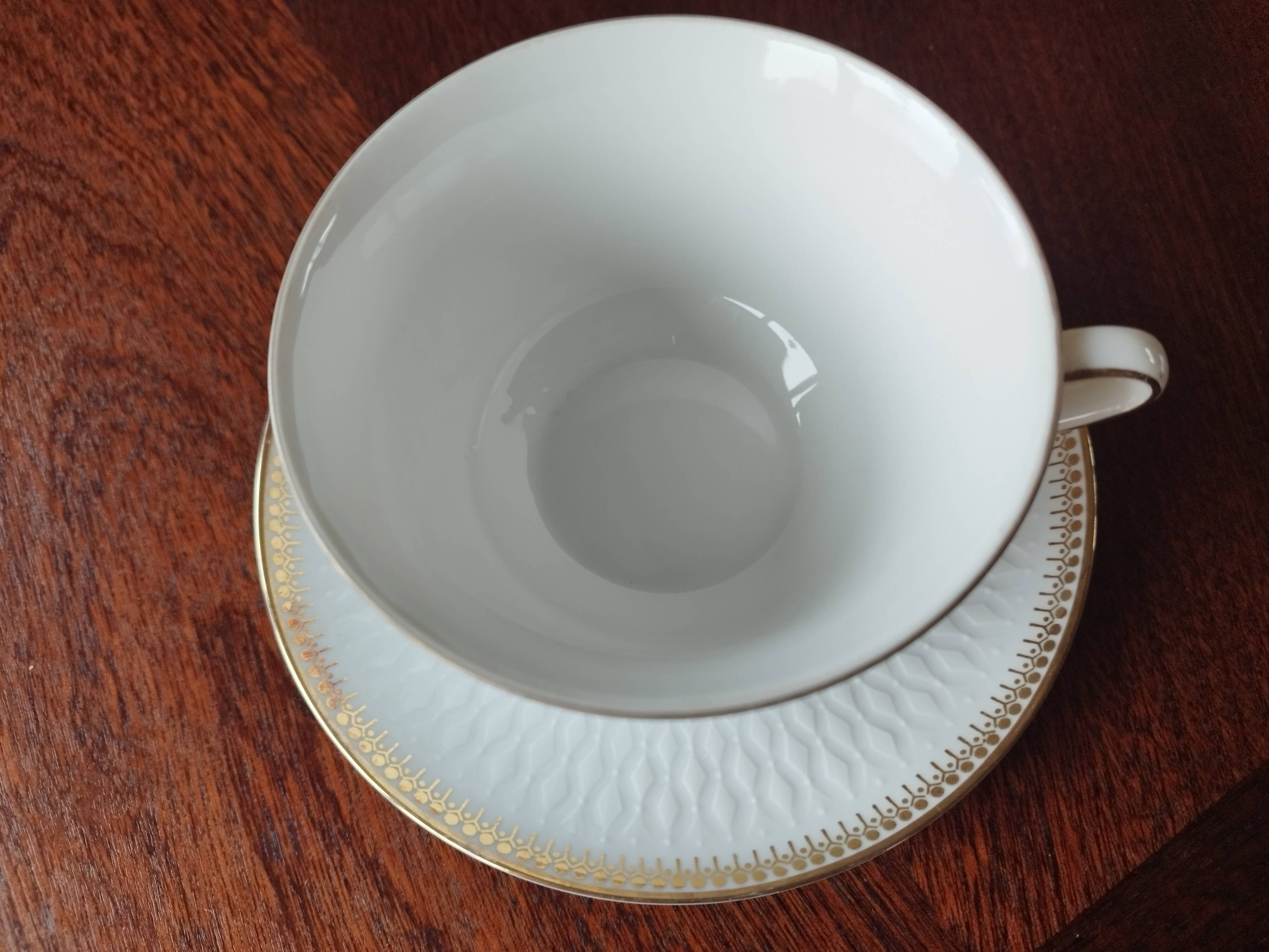 Set de 6 tasses à thé blanches et or