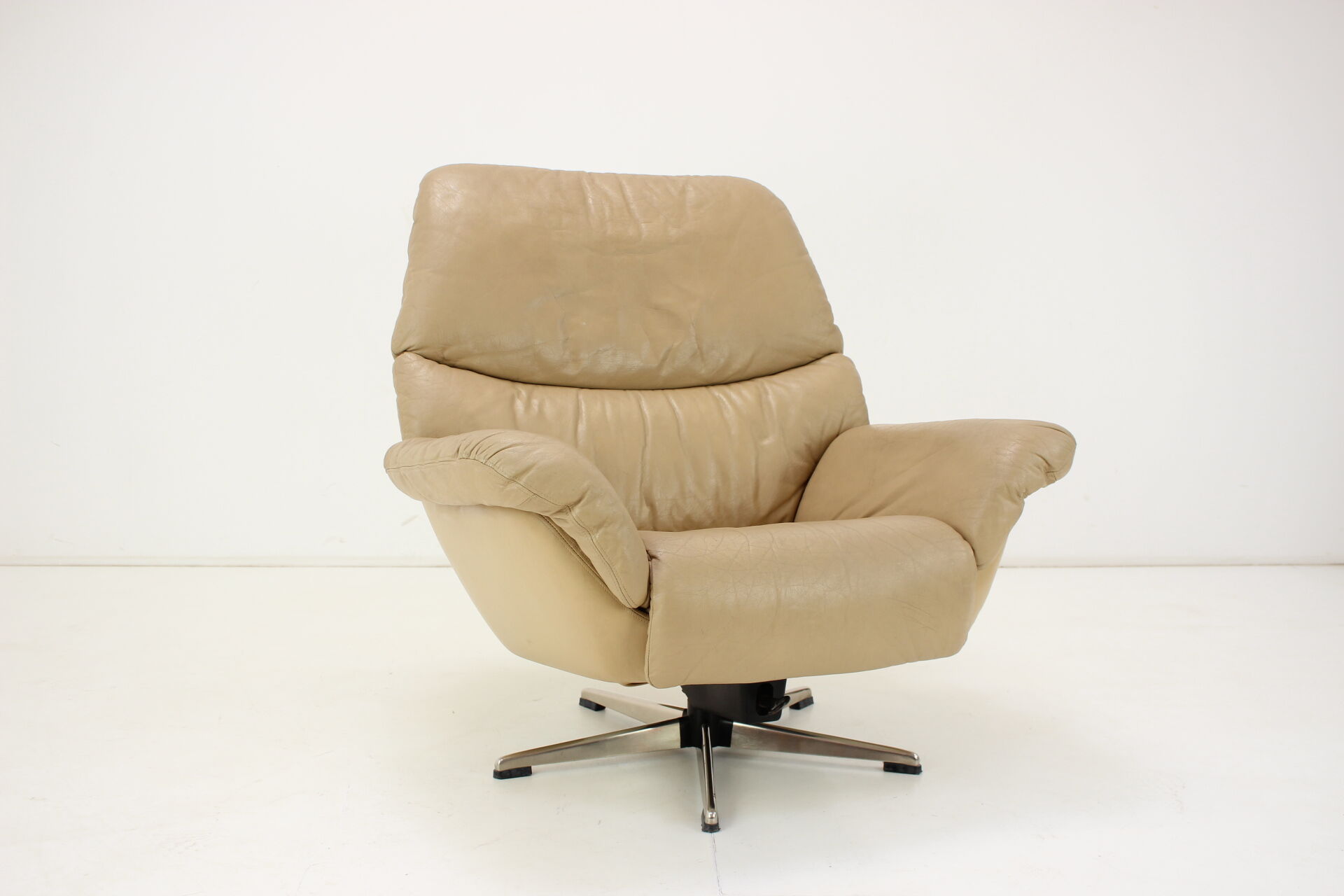 Large Scandinavian Adjustable Leather Armchair by Peem, 1970s, Finland