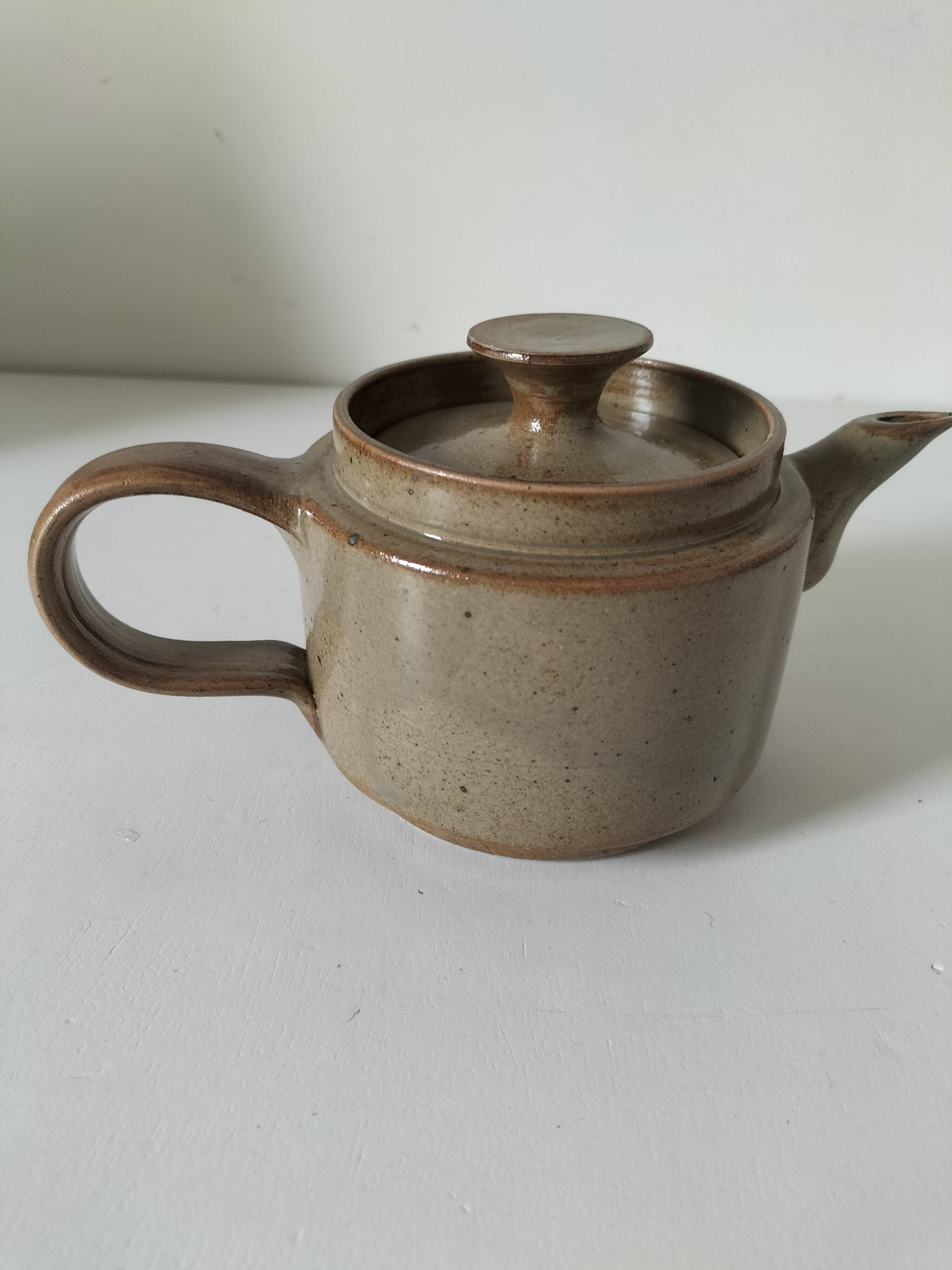 Théière artisanale en grès, style japonisant, esprit Puisaye, 1960-1970