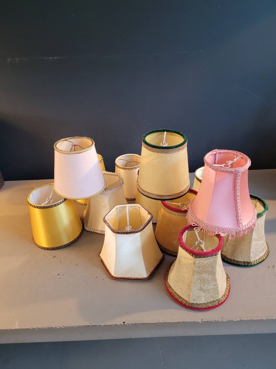 Lot de 13 abat-jour à pince anciens