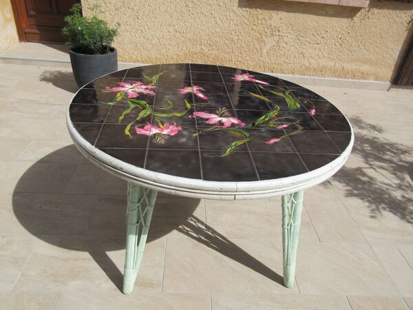Table en rotin et faïence