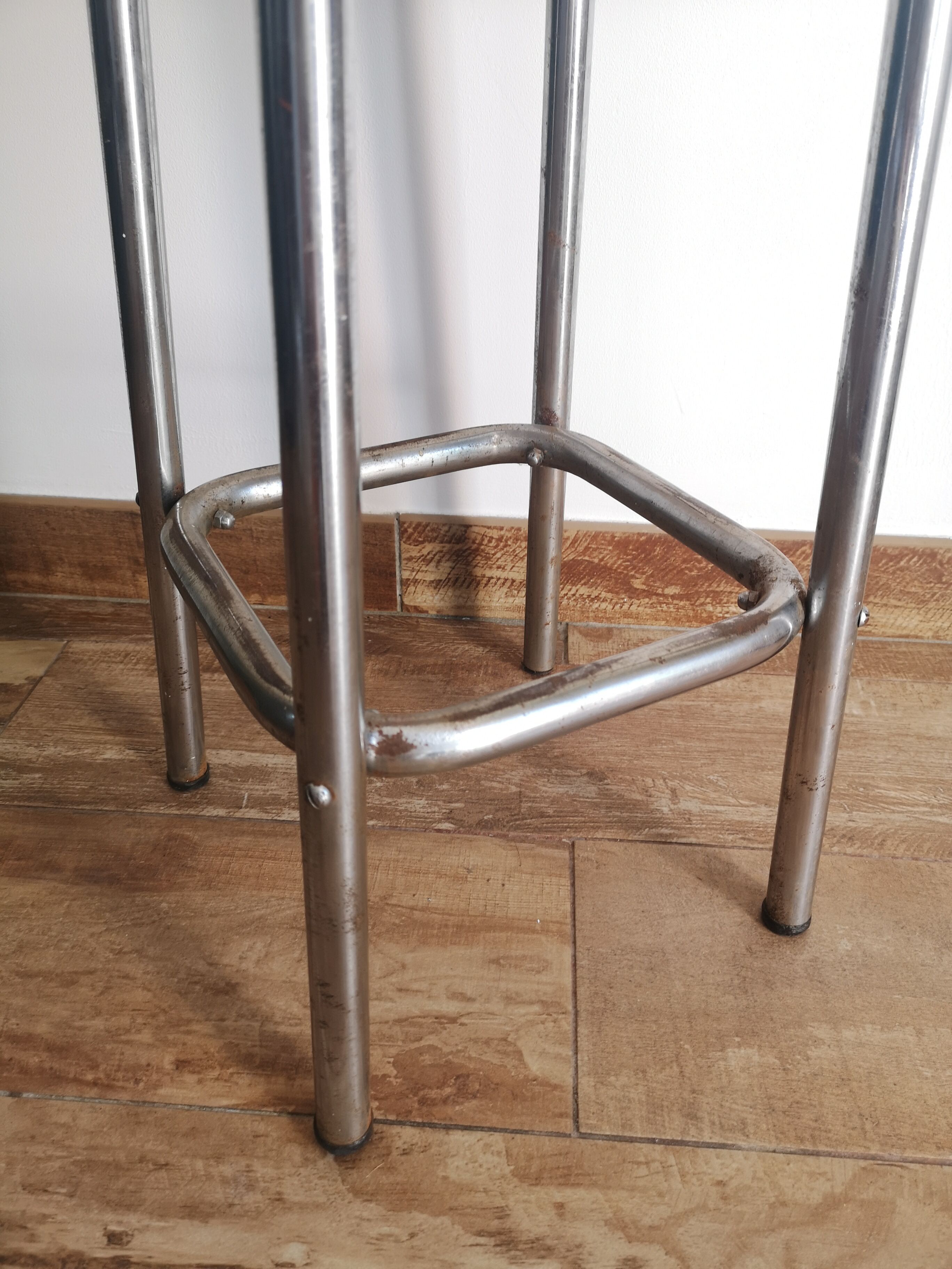 Bar stool