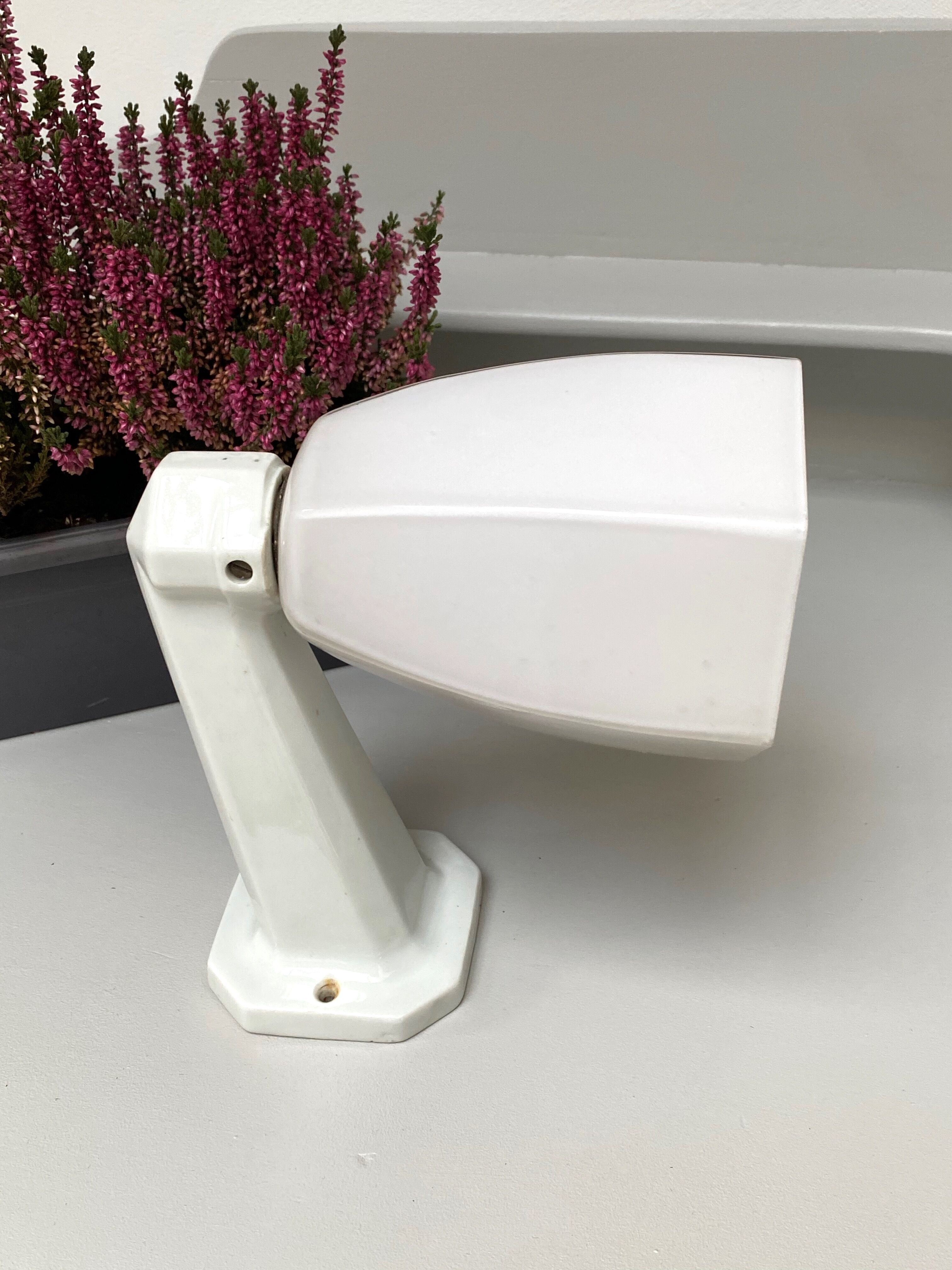 Art deco wall lamp in opaline and porcelain