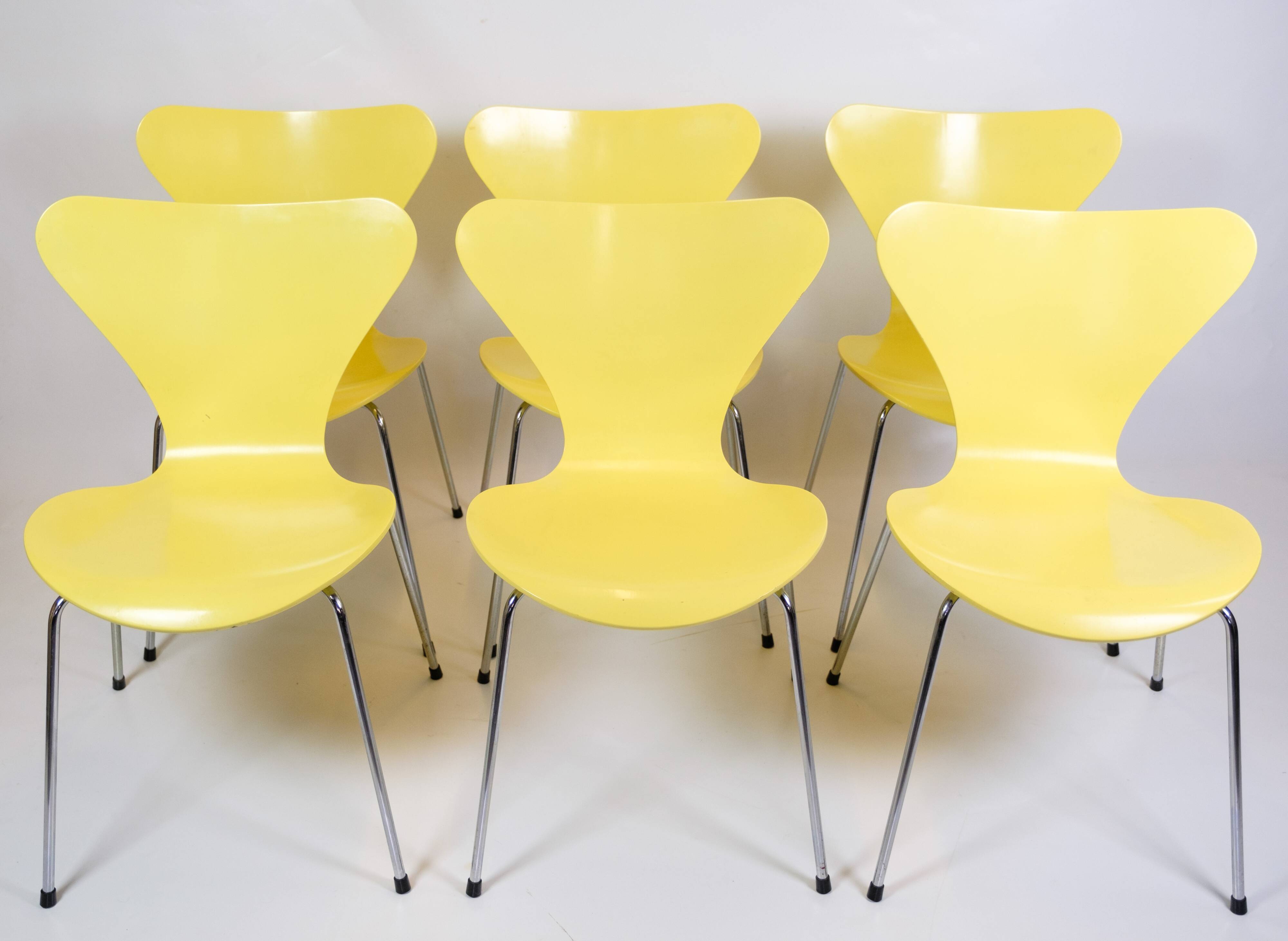 Set Of 6 Seven Chairs Model 3107 Lacquered In Yellow By Arne Jacobsen For Fritz Hansen From 1990s