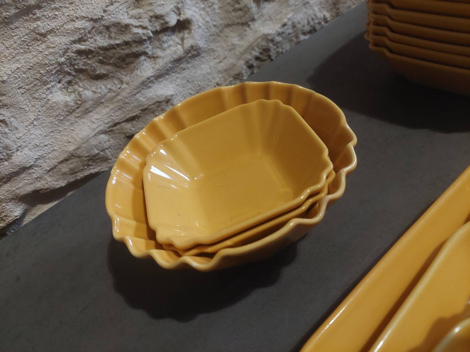 Service de vaisselle vintage revol france – jaune moutarde – années 70