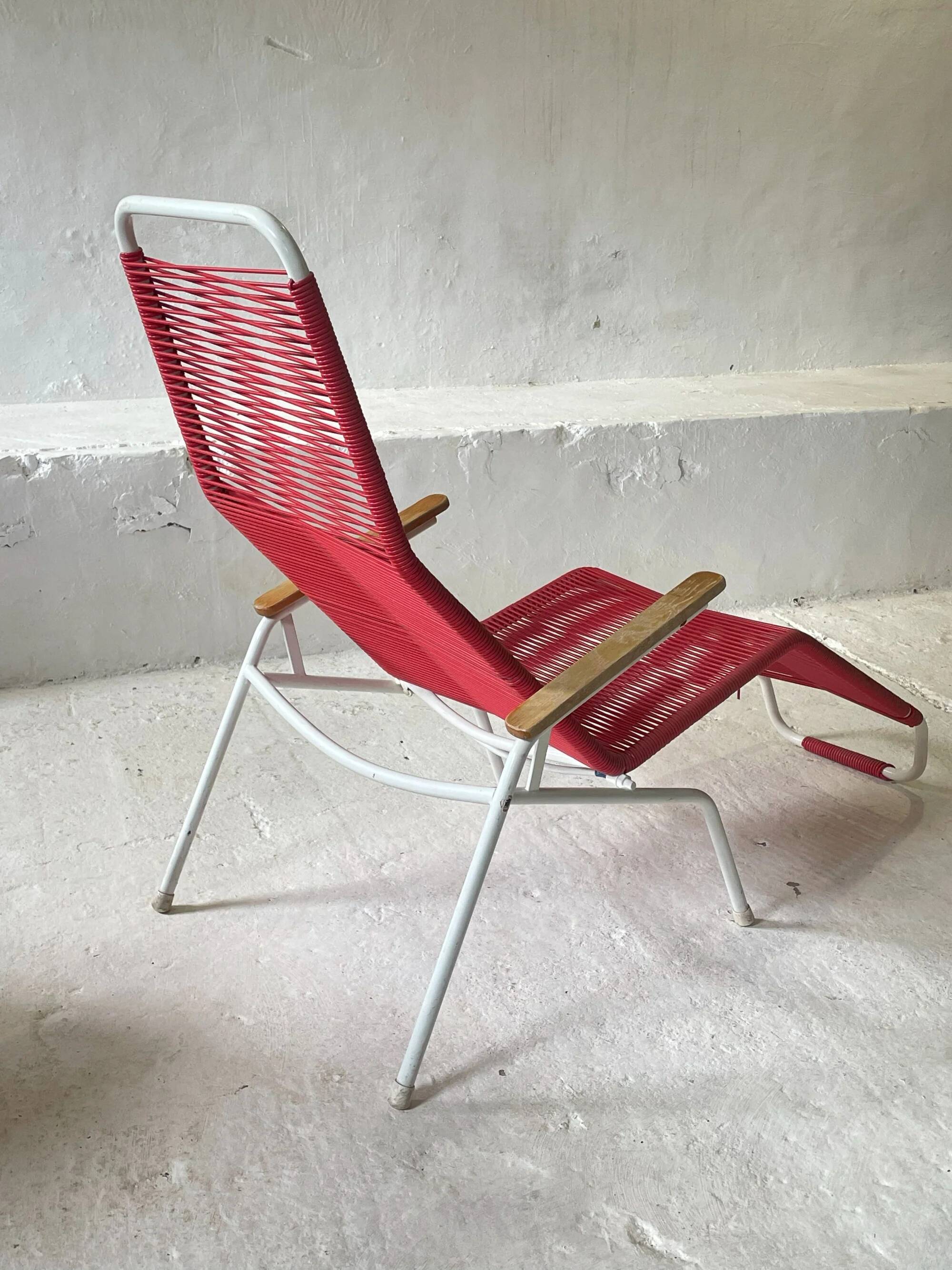 Vintage 1970s Elefant Möbel Spaghetti reclining chair for the garden.