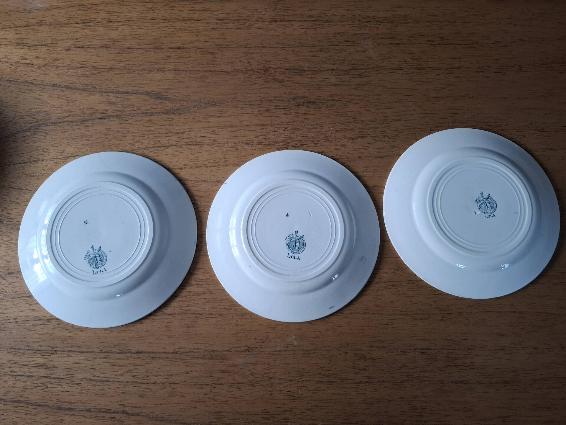 Set of 3 flat plates made of ironstone.