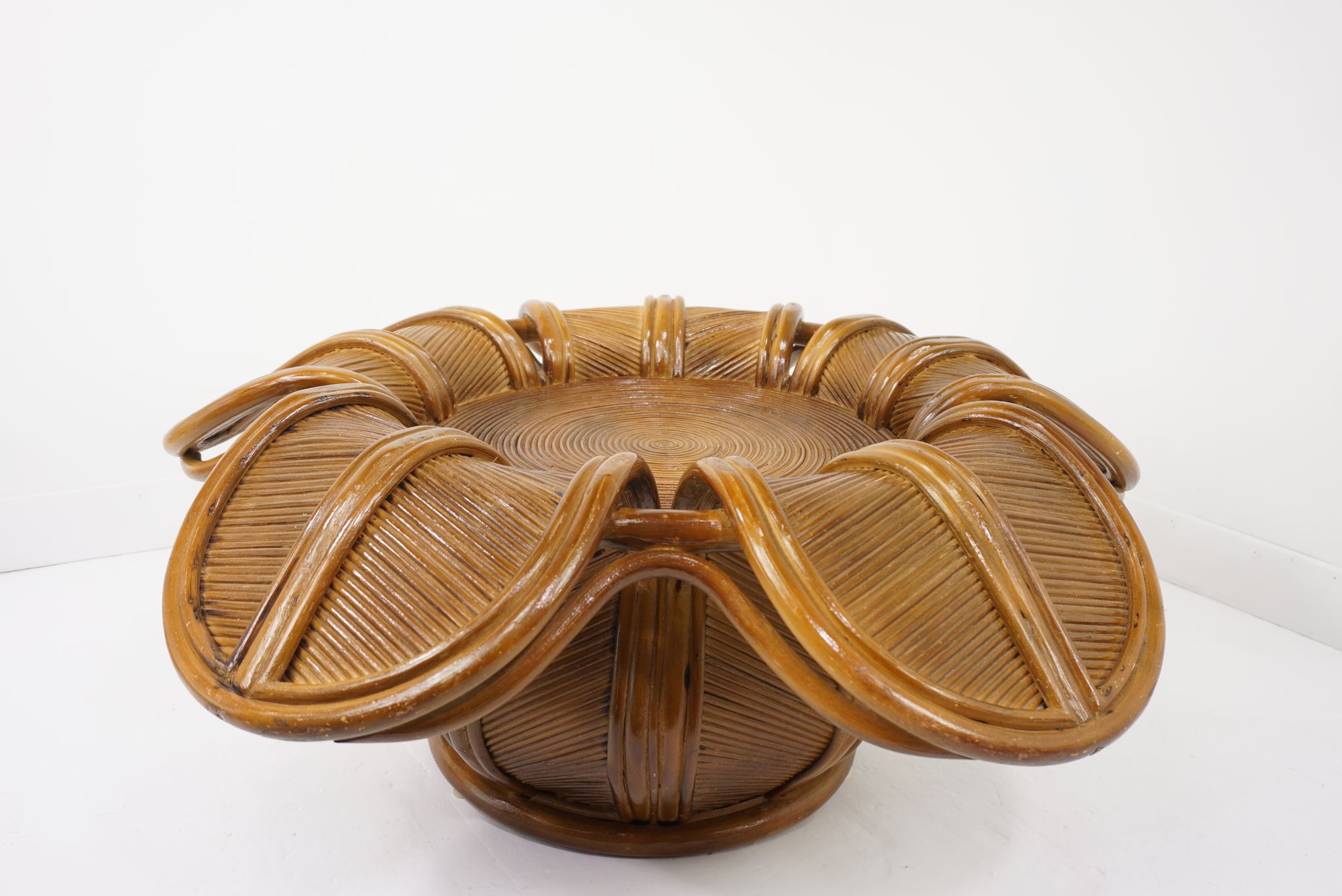 60s Italian design flower coffee table in rattan and glass marquetry