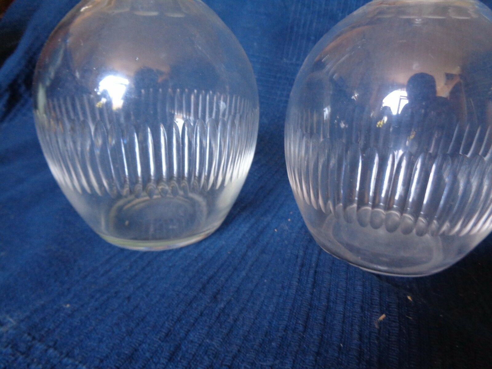 Lot de 2 carafes en cristal taille main cul meule