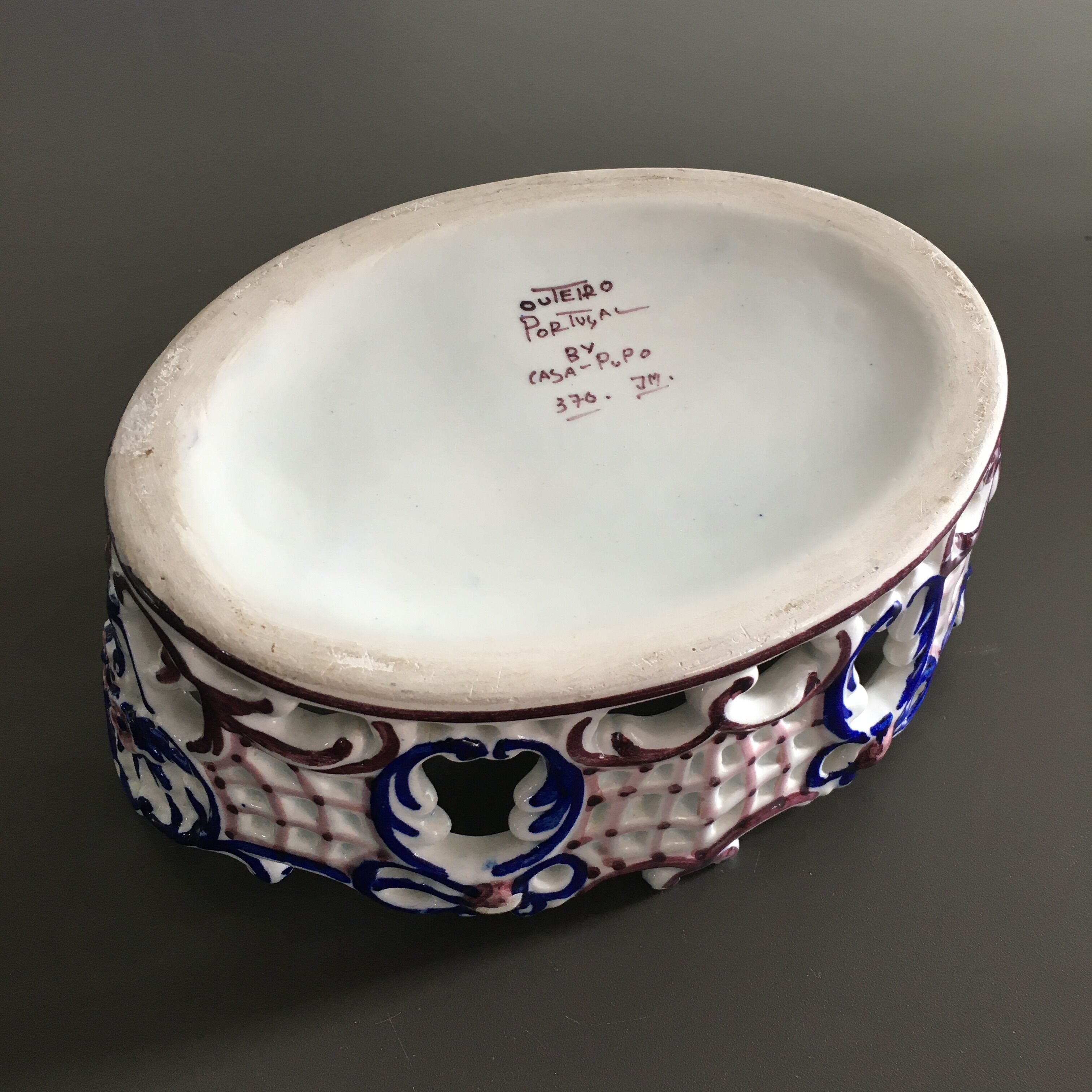 Empty openwork pocket signed