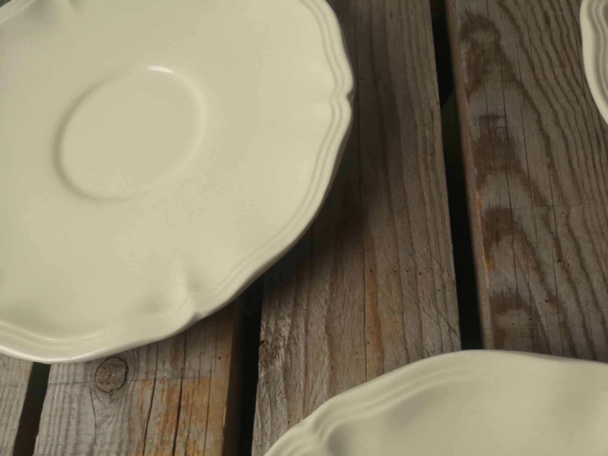 7 large saucers Sarreguemines in off-white faience