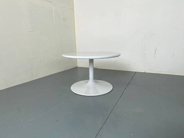 Table basse ronde blanche par Artifort, années 1970.
