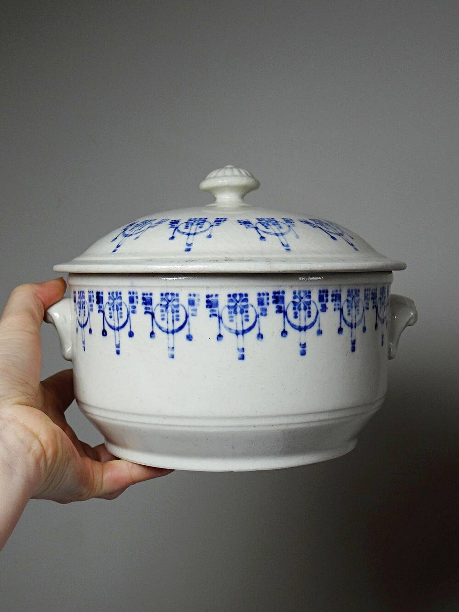 Bouillon/cocotte ancienne en terre de fer émaillée à décor bleu St Uze
