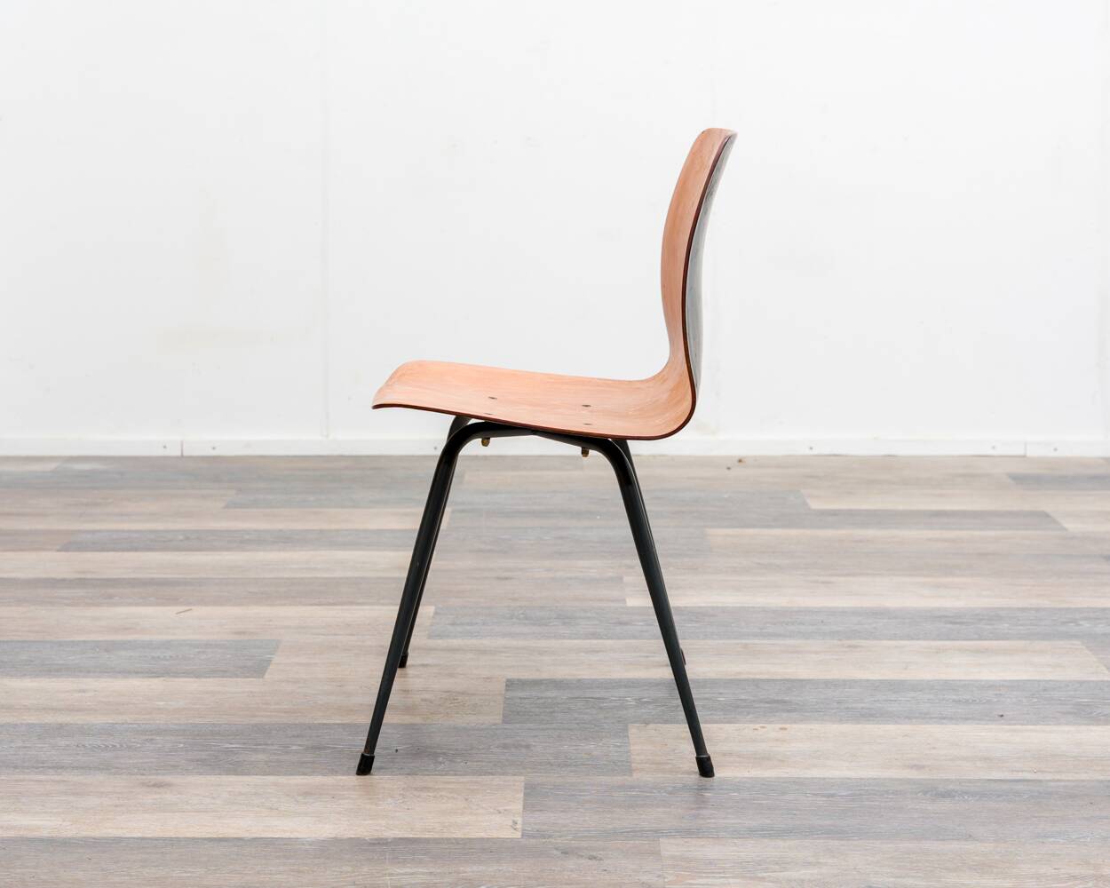 Set of 6 Pagholz chairs in a two-tone design, Pag Presswerke edition.