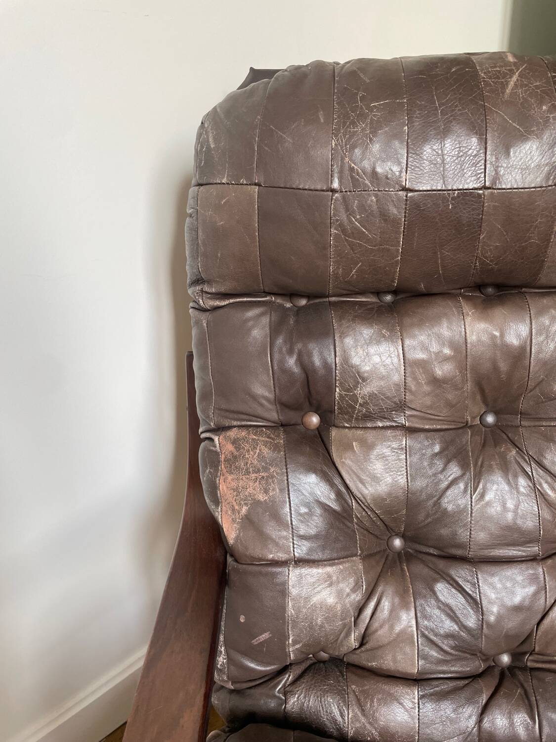 1970s Scandinavian armchair in curved laminated wood with a leather seat.