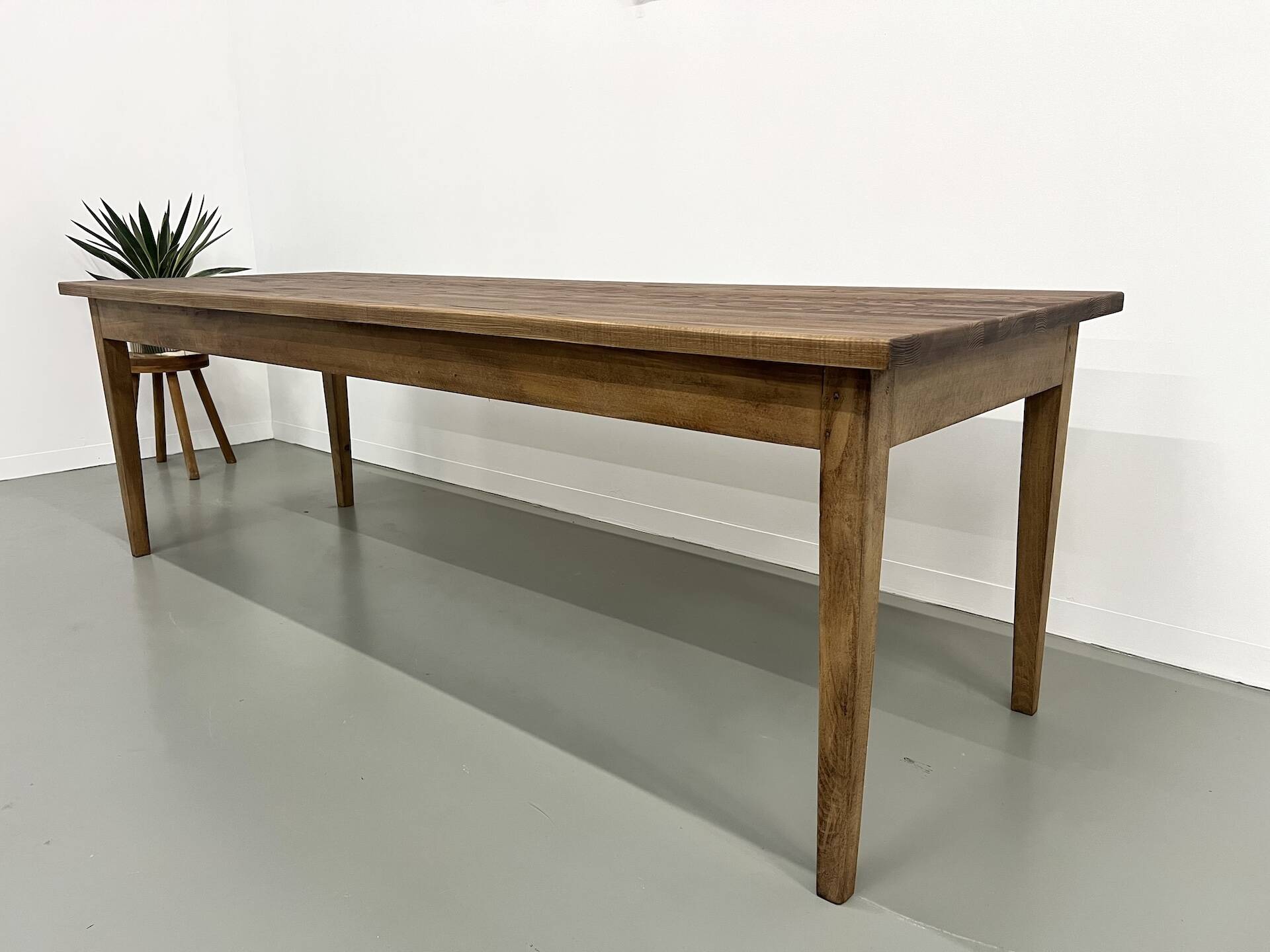 Farmhouse table with spindle legs in solid beech and ash