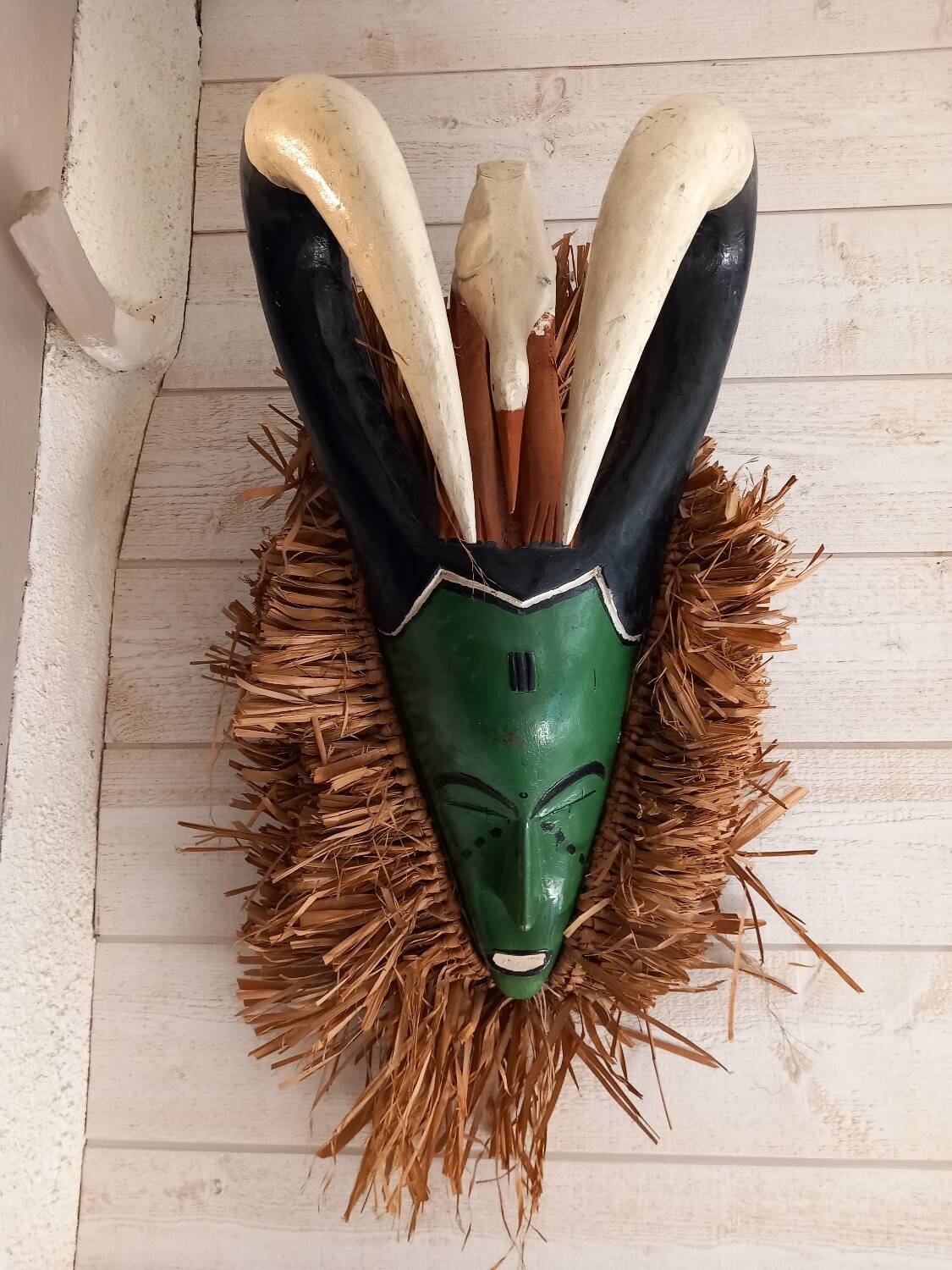 Masque tribal ancien en bois et fibre raphia