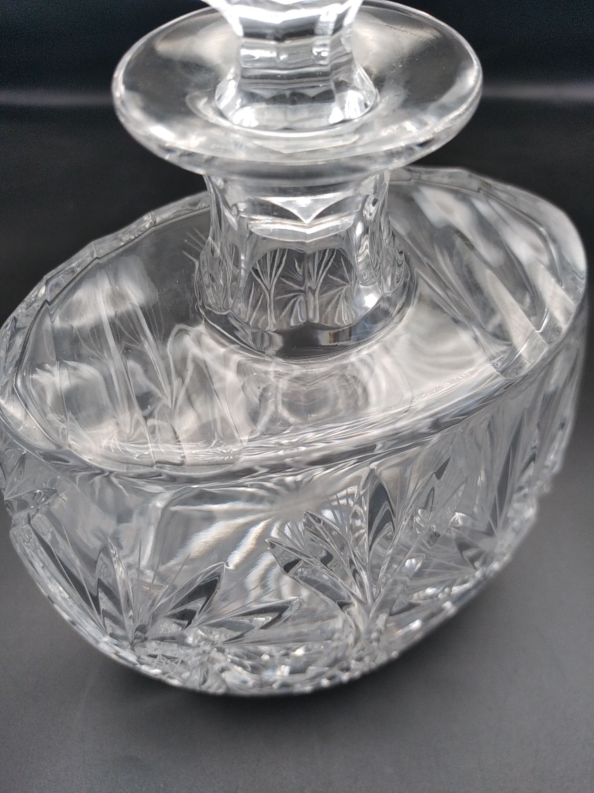 Carafe et  6 verres à cognac en cristal taillé main . Années 60 .