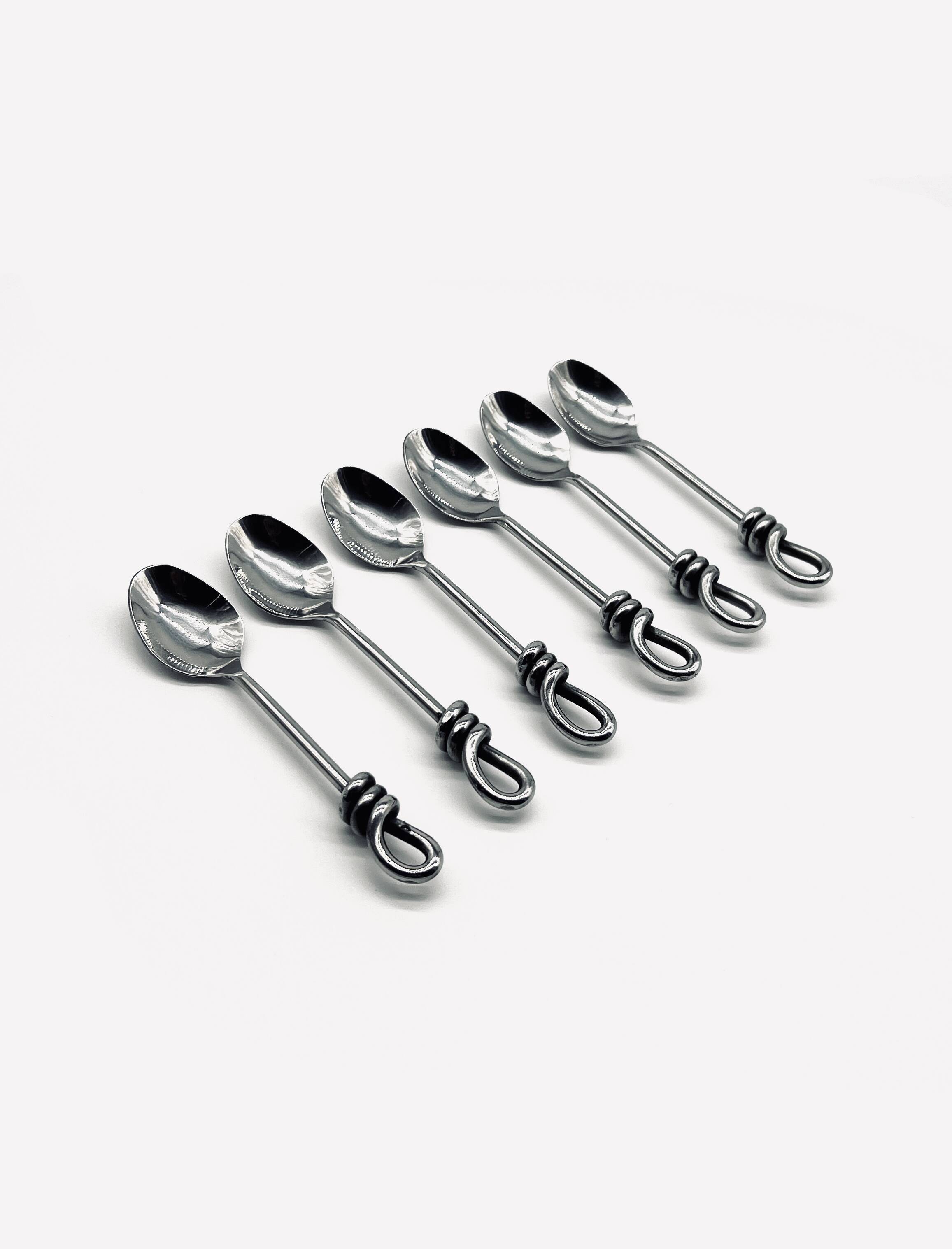 Six cuillères à moka forgées