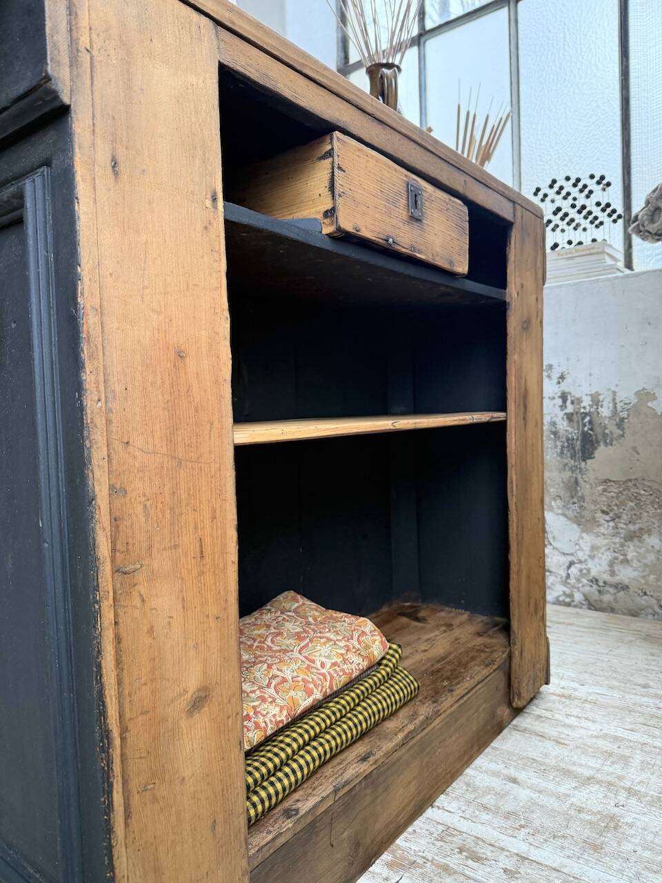 Floral 1920s trading counter