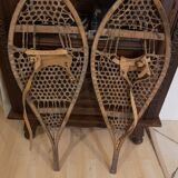 Paire de raquettes à neige ancienne en bois, cuir, et cordage en boyau naturel