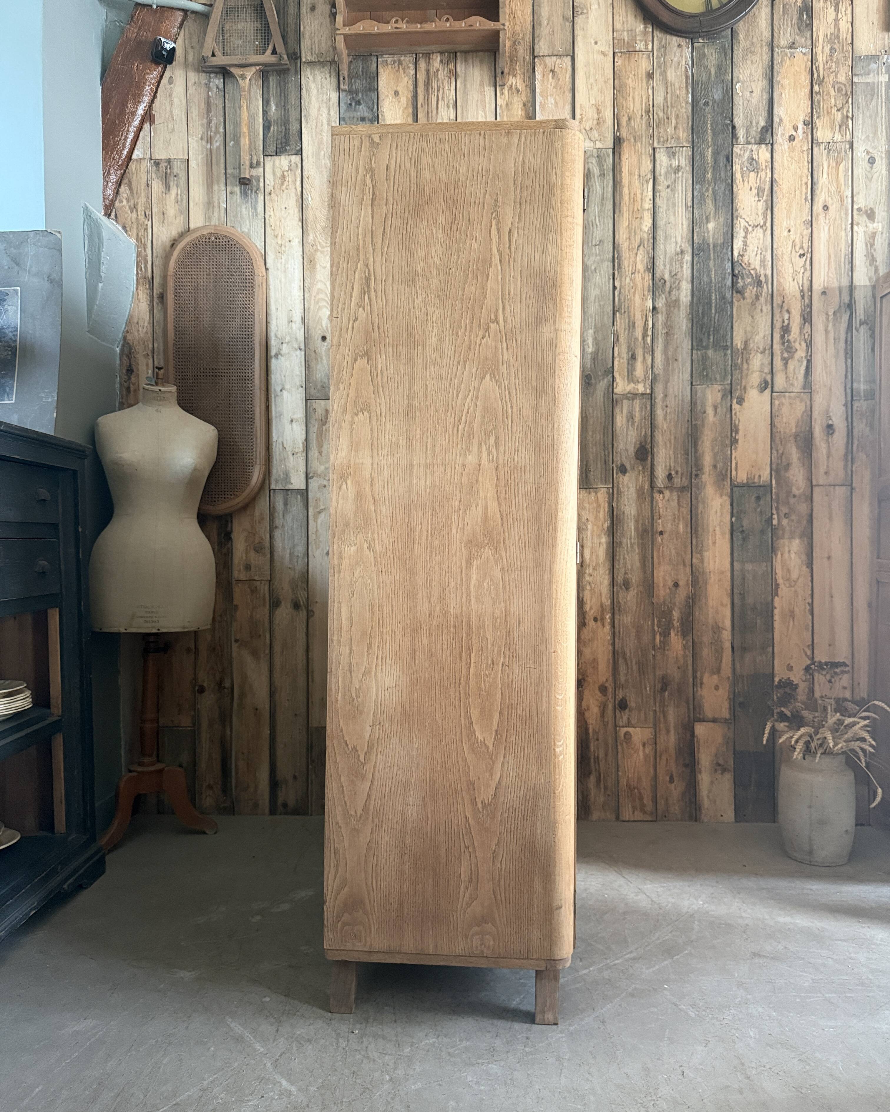 Armoire asymétrique art déco en chêne (restaurée)
