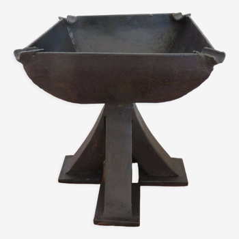 "Brutalist" ashtray quadripod in raw steel 70s