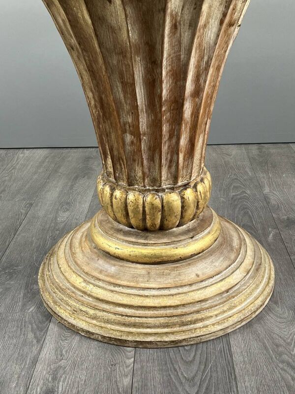 Table sur pied central en bois sculpté, XXe siècle