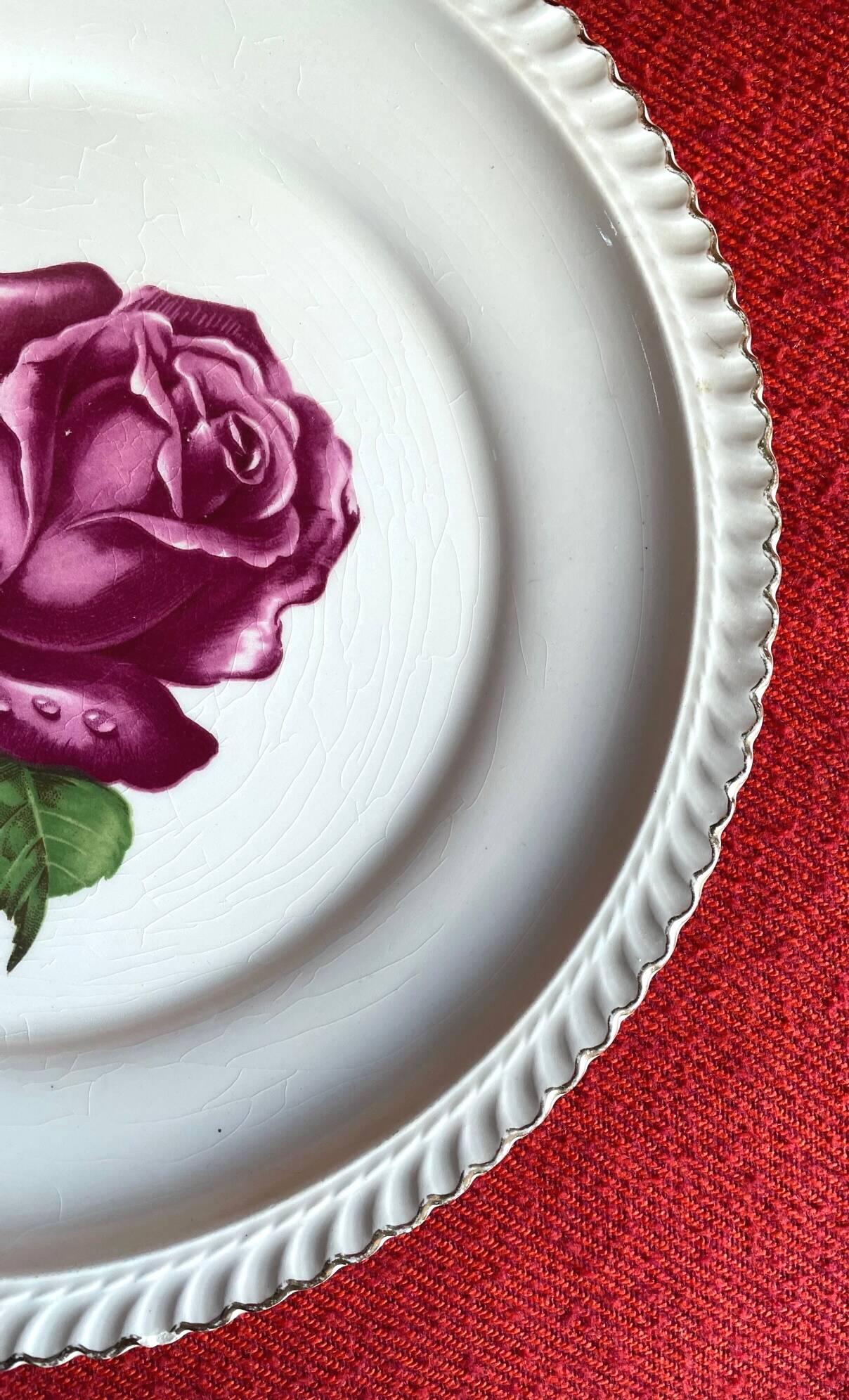 Decorative plate Harker with a red rose in the centre and a 22-carat gold border.