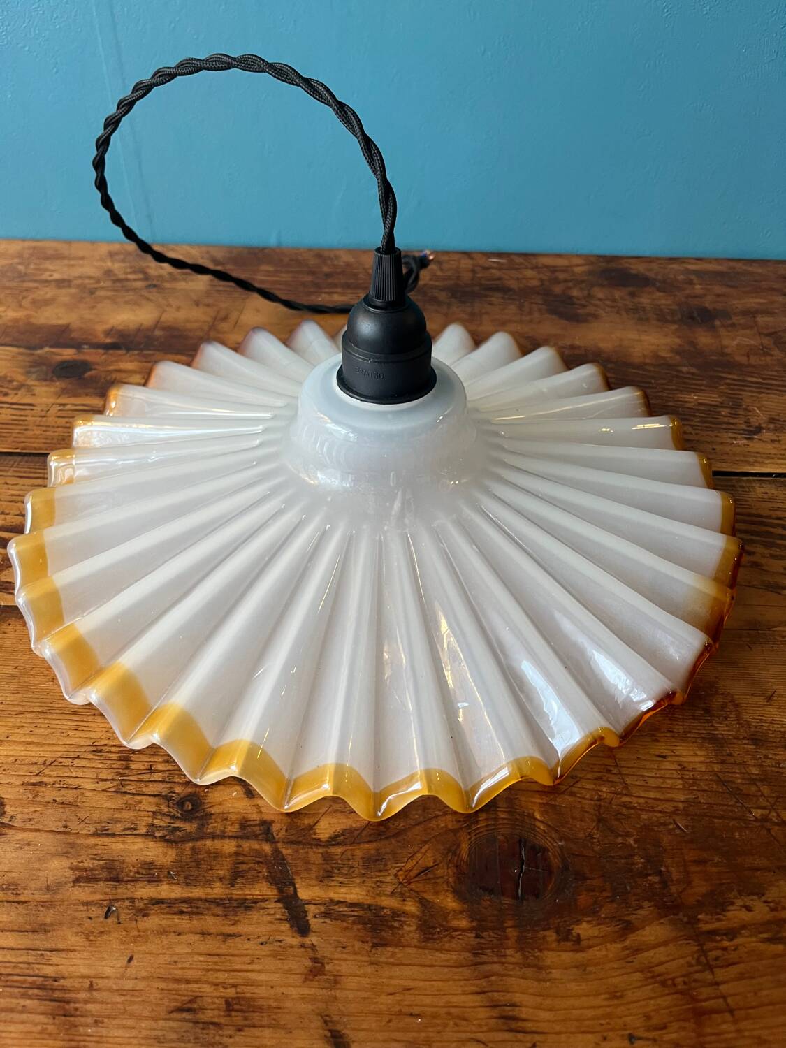 Suspension in thick bubbled murano glass