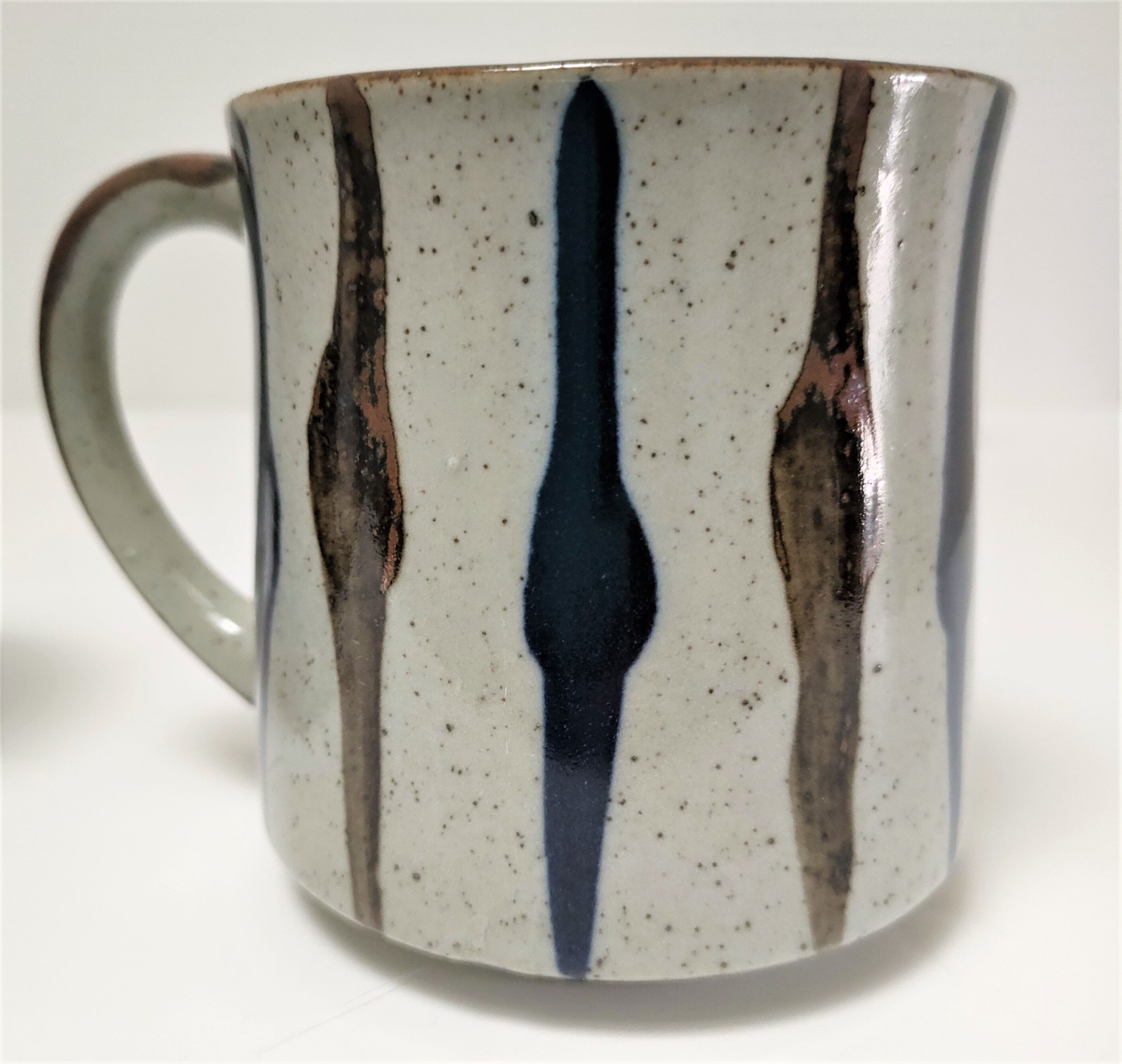 Dix mugs en grès émaillé décors bleu et ocre design années 80