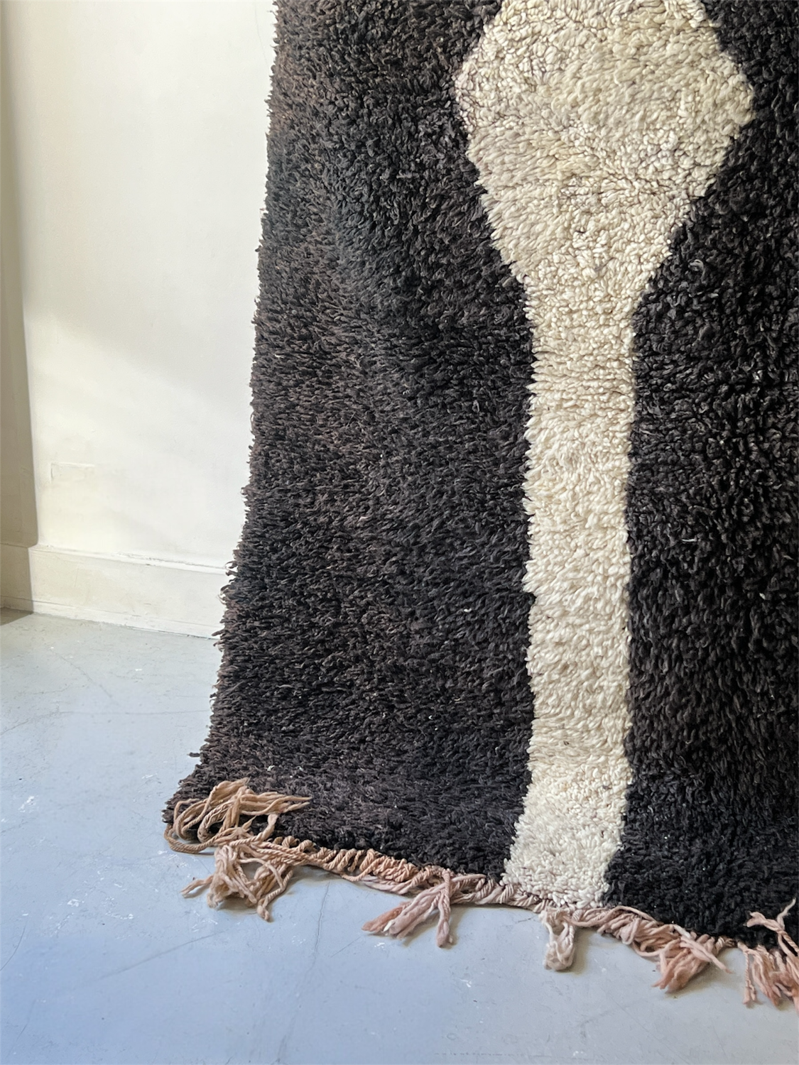 Ancient Berber rug in ecru and black violet, 100% pure virgin wool.