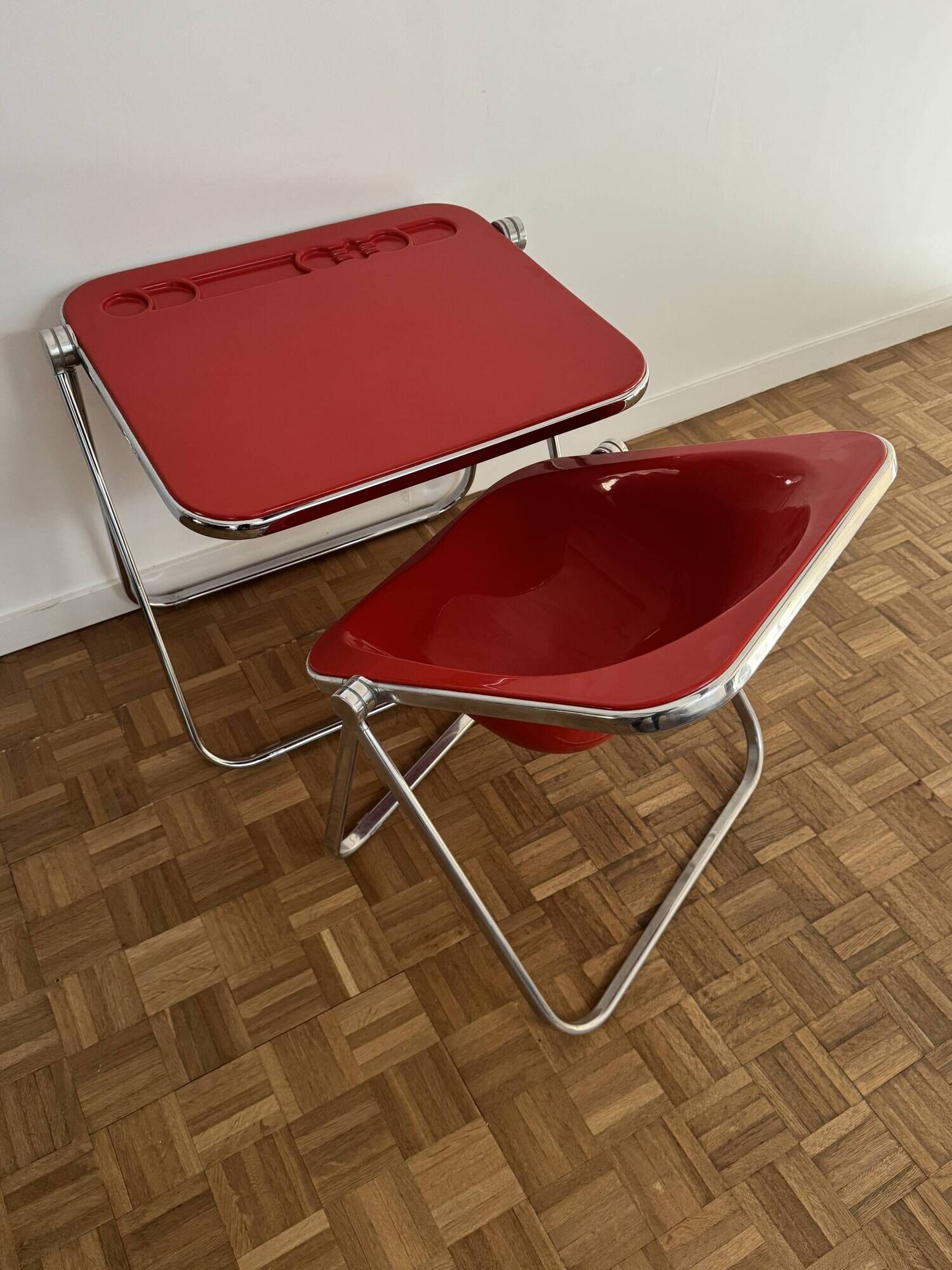 Plia desk and Plona chair by Giancarlo Piretti Anonima Castelli