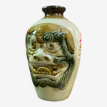 Bouteille japonaise Awamori de la distillerie Helios (Okinawa) avec design Lion et Dragon surélevé