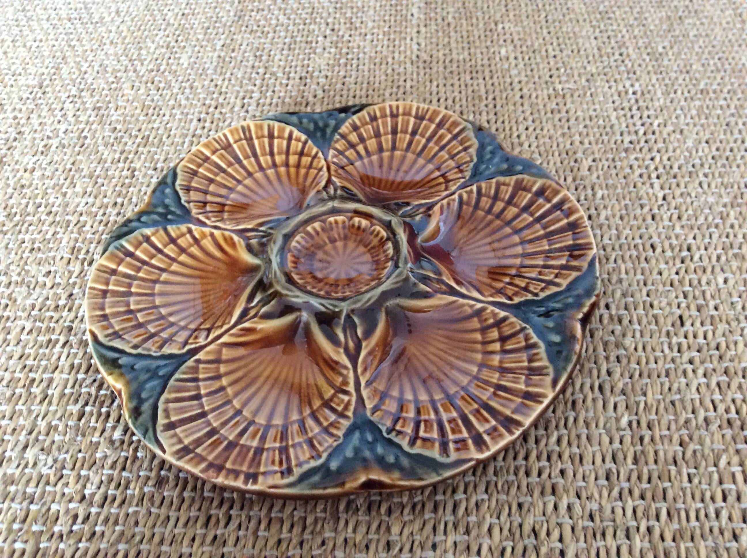 Oyster barbotine plate