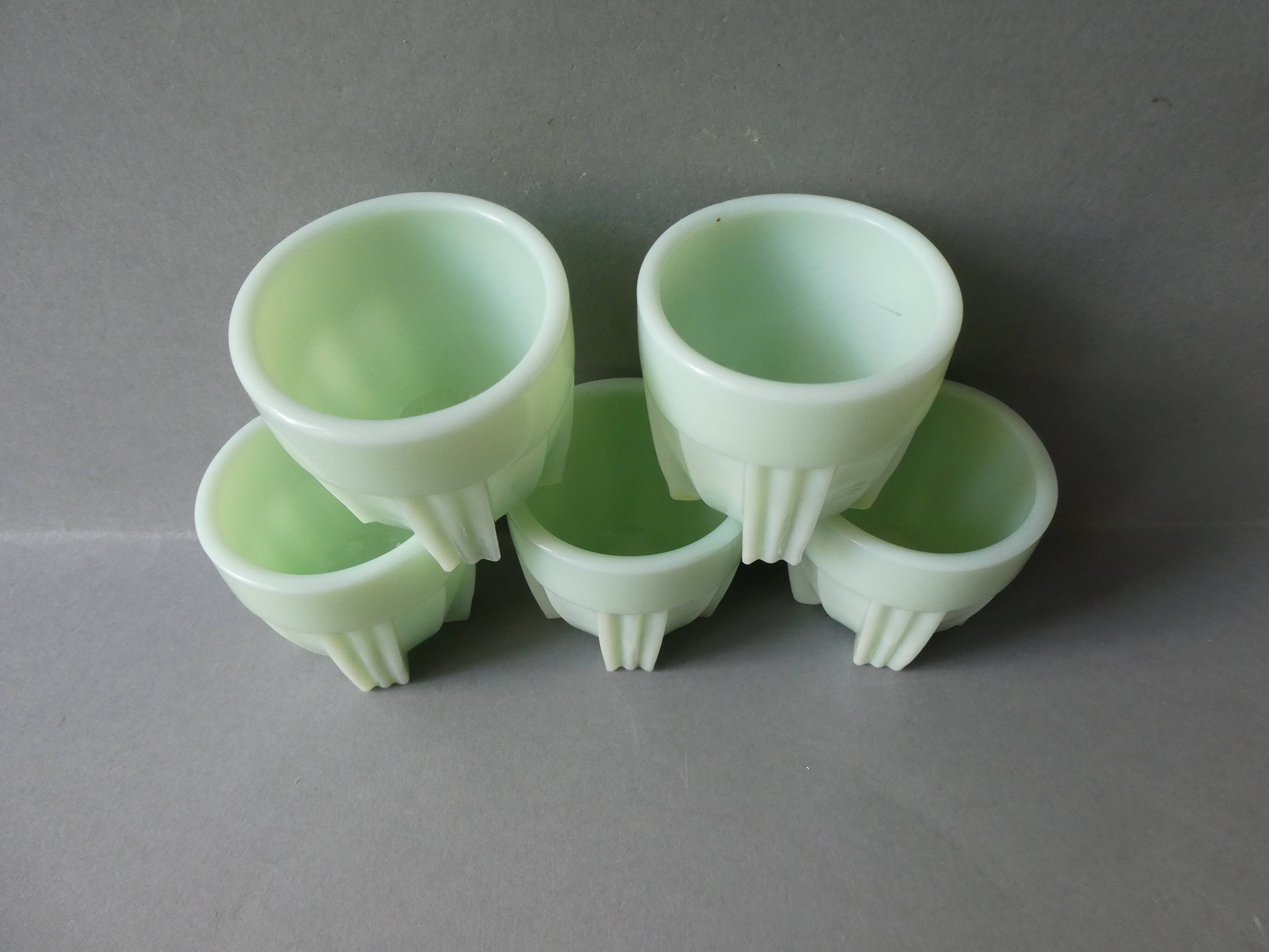 Lot of 5 cockroaches in green opaline, 40-50 years