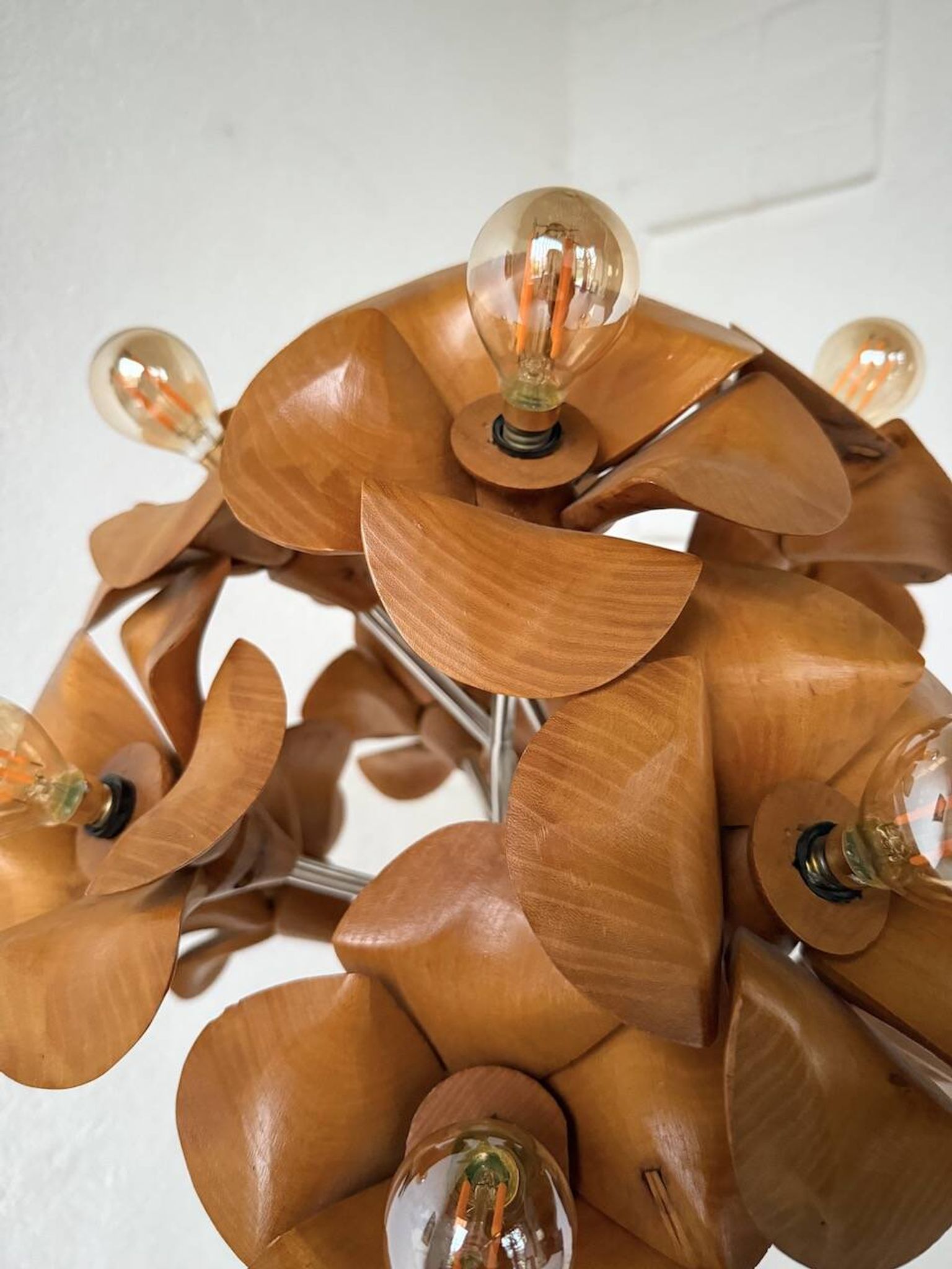 Lampadaire en orme motifs « fleurs », années 70