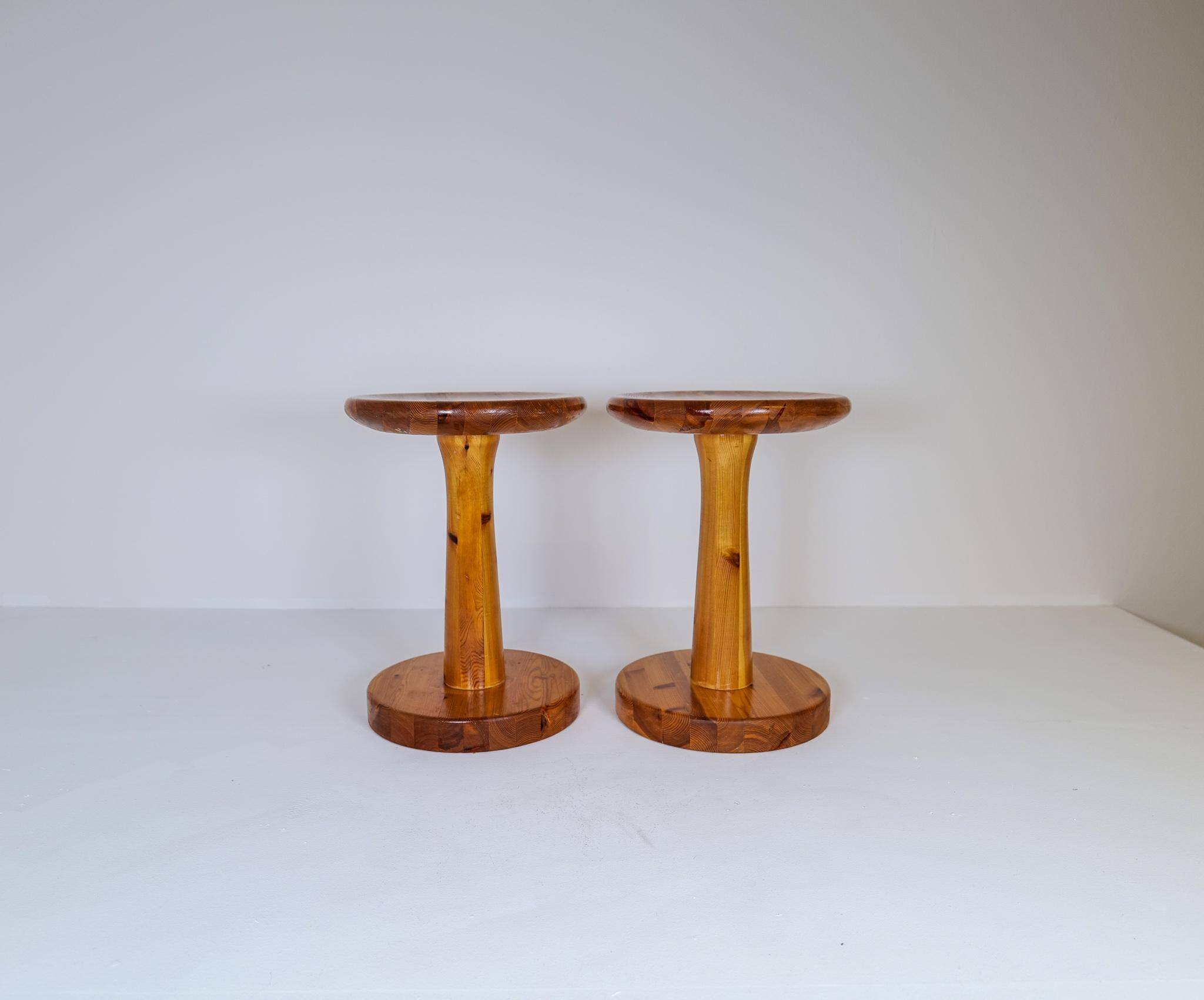 Pair of modern minimalist Scandinavian stools in pine, Sweden, 1970s.