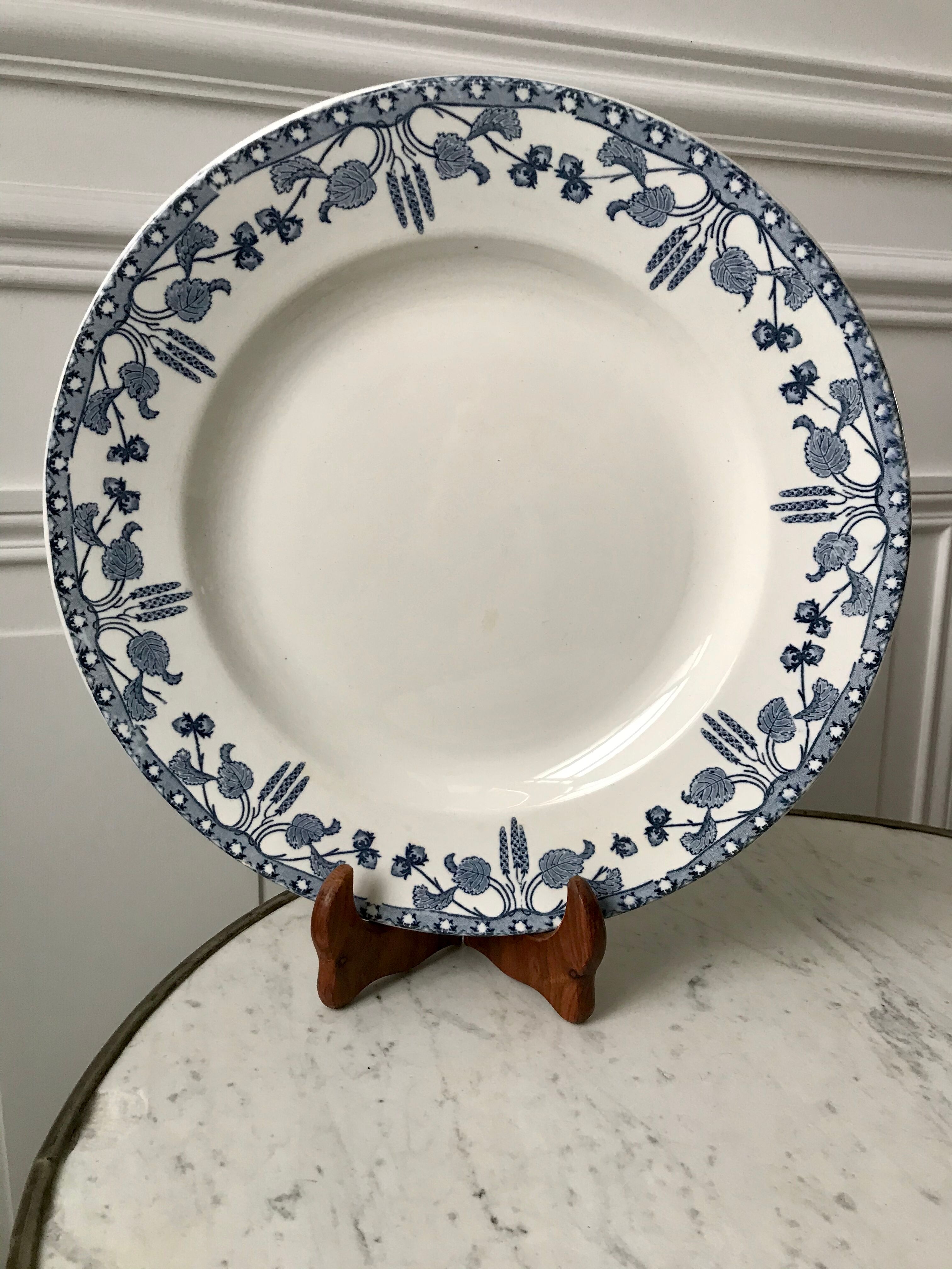 Round dish Terre de Fer U & C Sarrreguemines model "Hazelnuts" late nineteenth