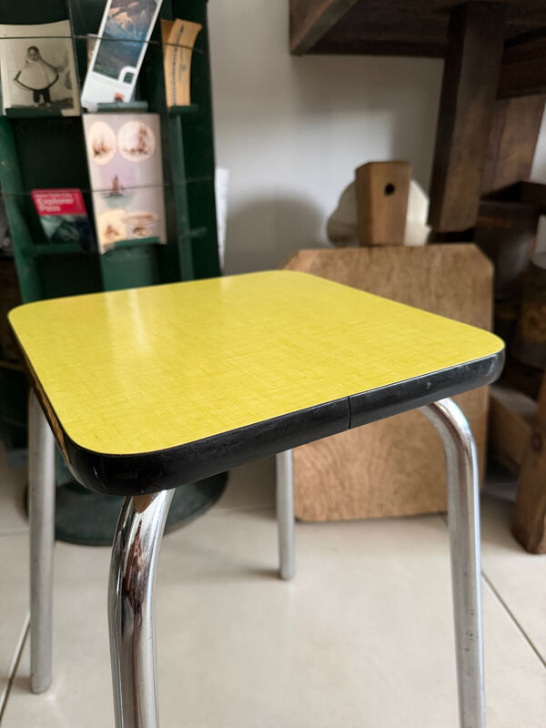 Lot de 2 tabourets Formica jaune vintage
