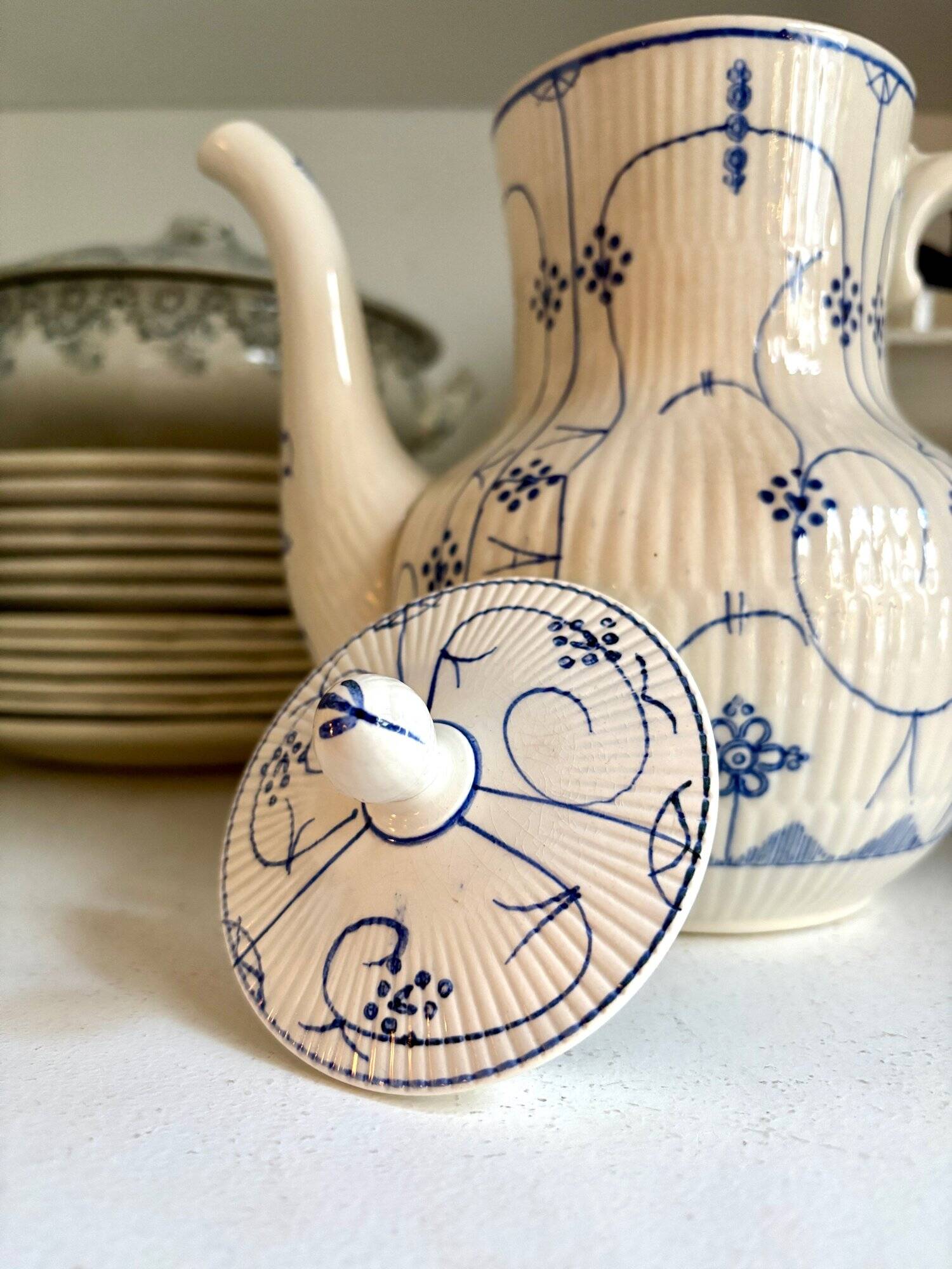 Cafetière Sarreguemines en faïence blanche et bleue, service "Copenhague" - début XXème