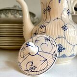 Cafetière Sarreguemines en faïence blanche et bleue, service "Copenhague" - début XXème