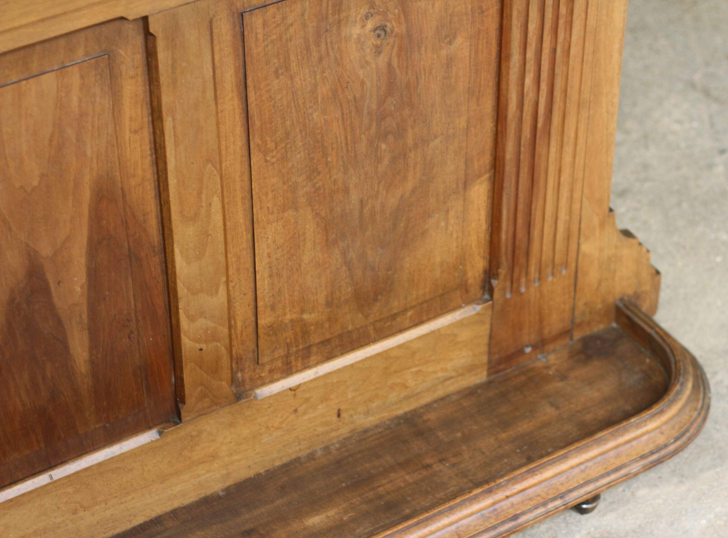 Very beautiful entrance wardrobe in solid walnut (circa 1900).
