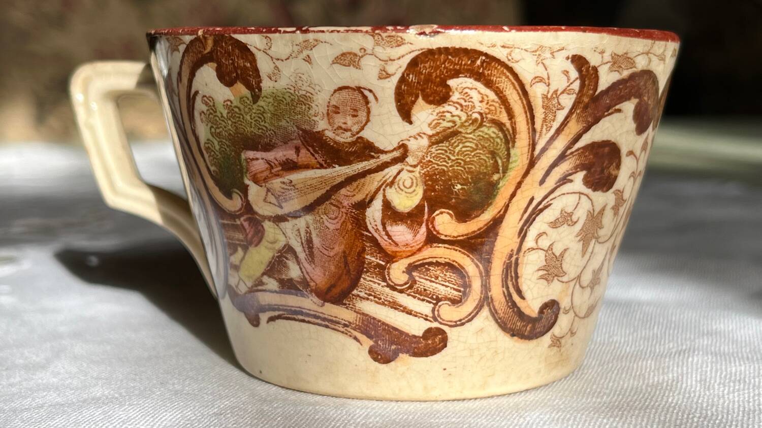 Set of 4 vintage Sarreguemines tea cups and 5 saucers